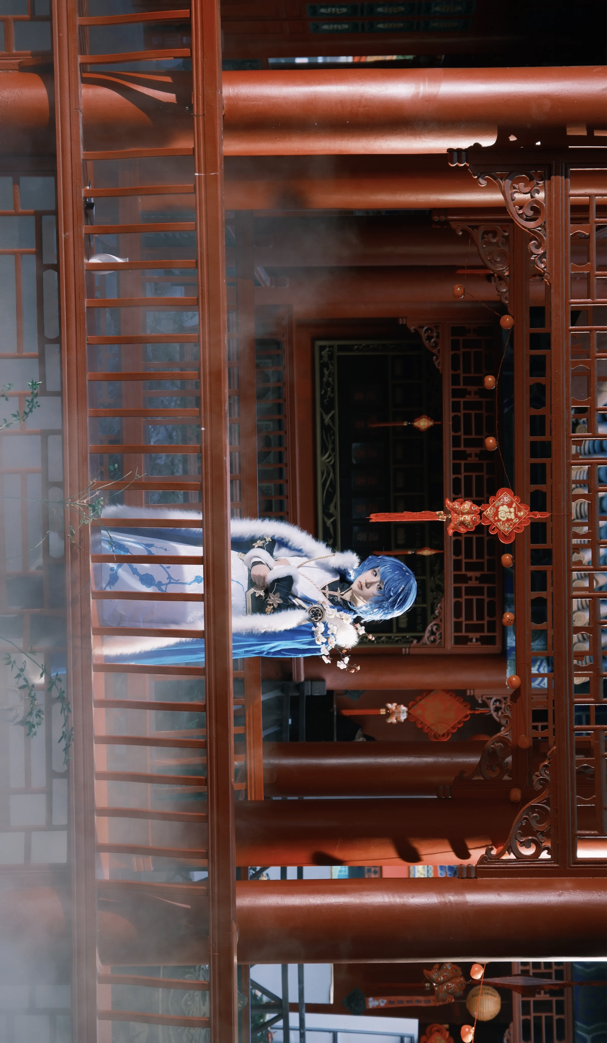 【弈星cos】蓝发白衣，古建长廊里的清冷气质 - 第 6 张