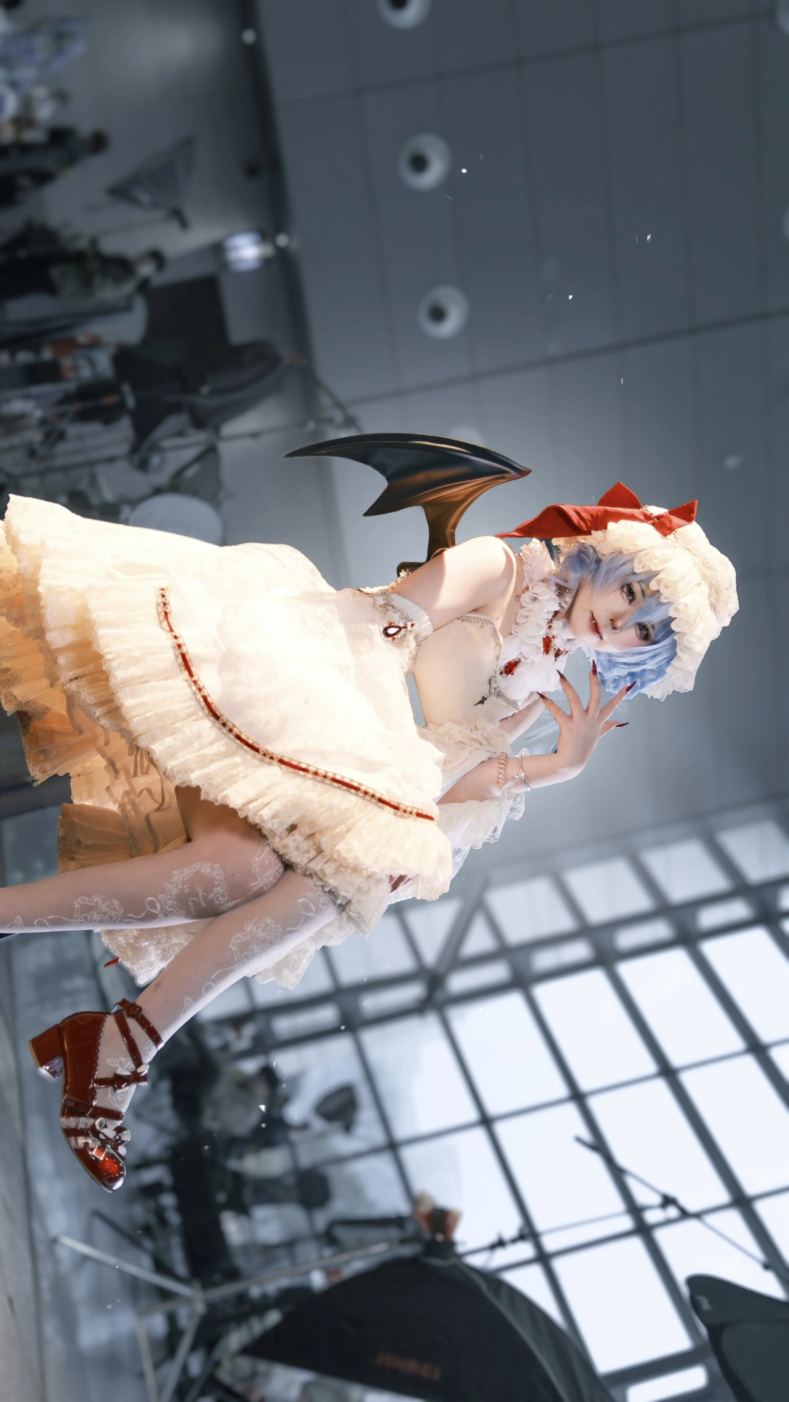 【蕾米莉亚cos】漫展实拍，白裙红翼的洋装少女 - 第 1 张