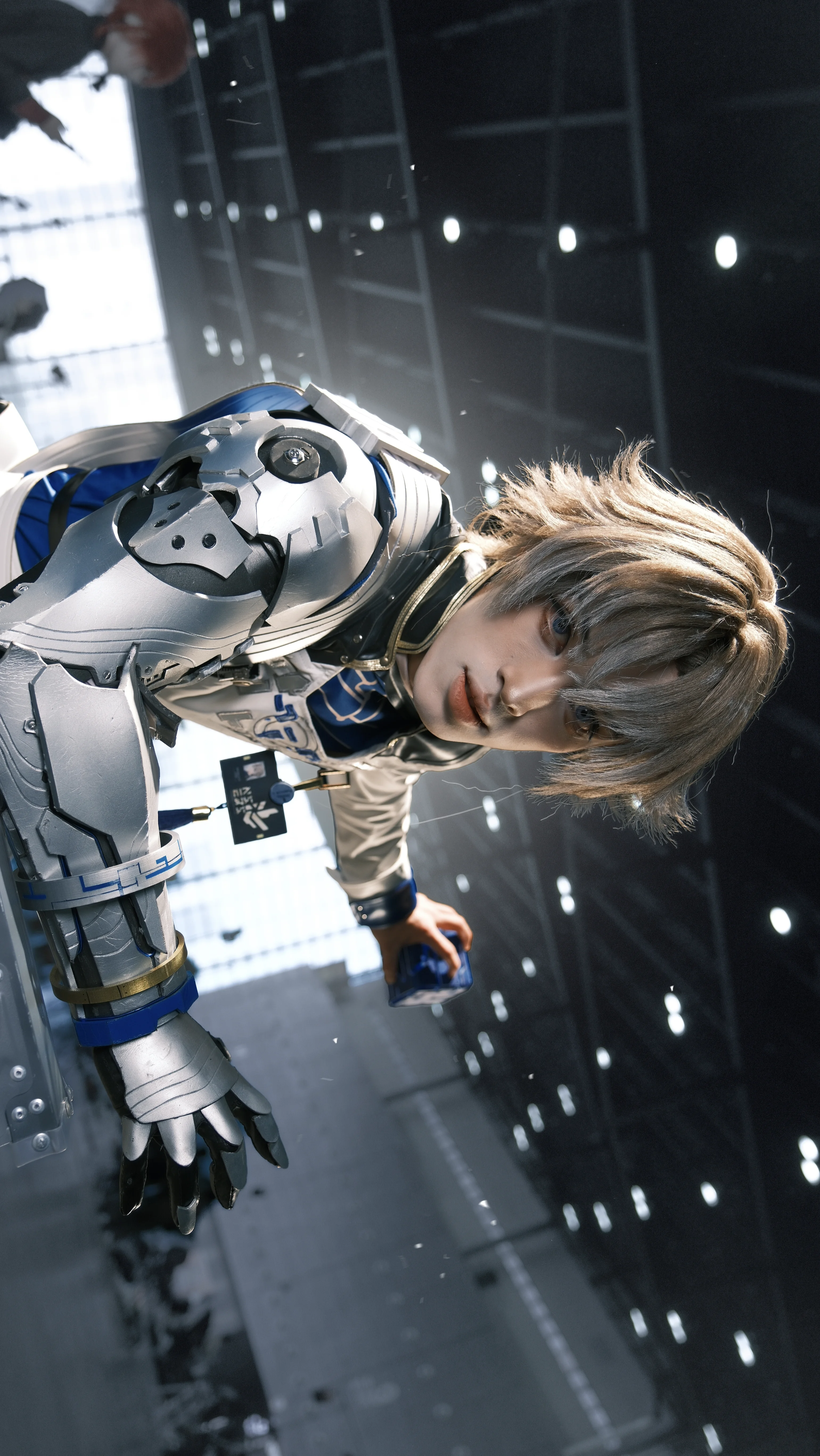 【相里要cos】鸣潮的科幻装甲，金属与光影的实战记录 - 第 2 张