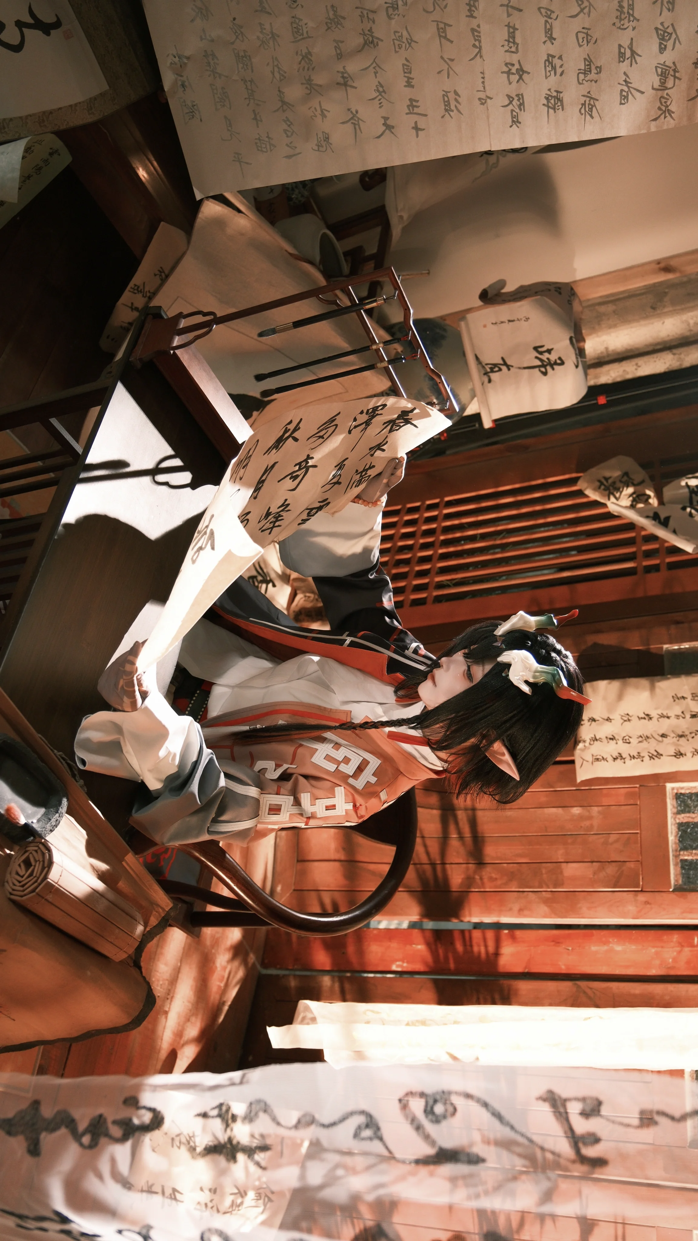 【颉cos】明日方舟 暖阳与书法交织的书房瞬间 - 第 4 张