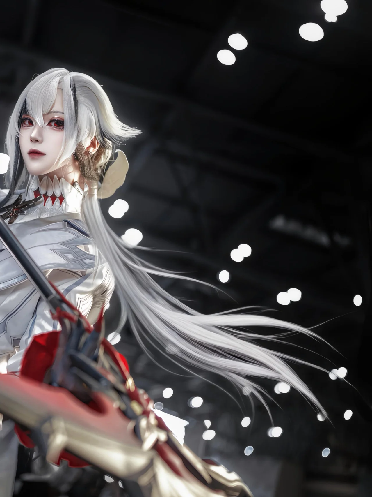 【僕人cos】愚人眾的利刃，在展館的光影中鋒芒畢露 - 第 2 張