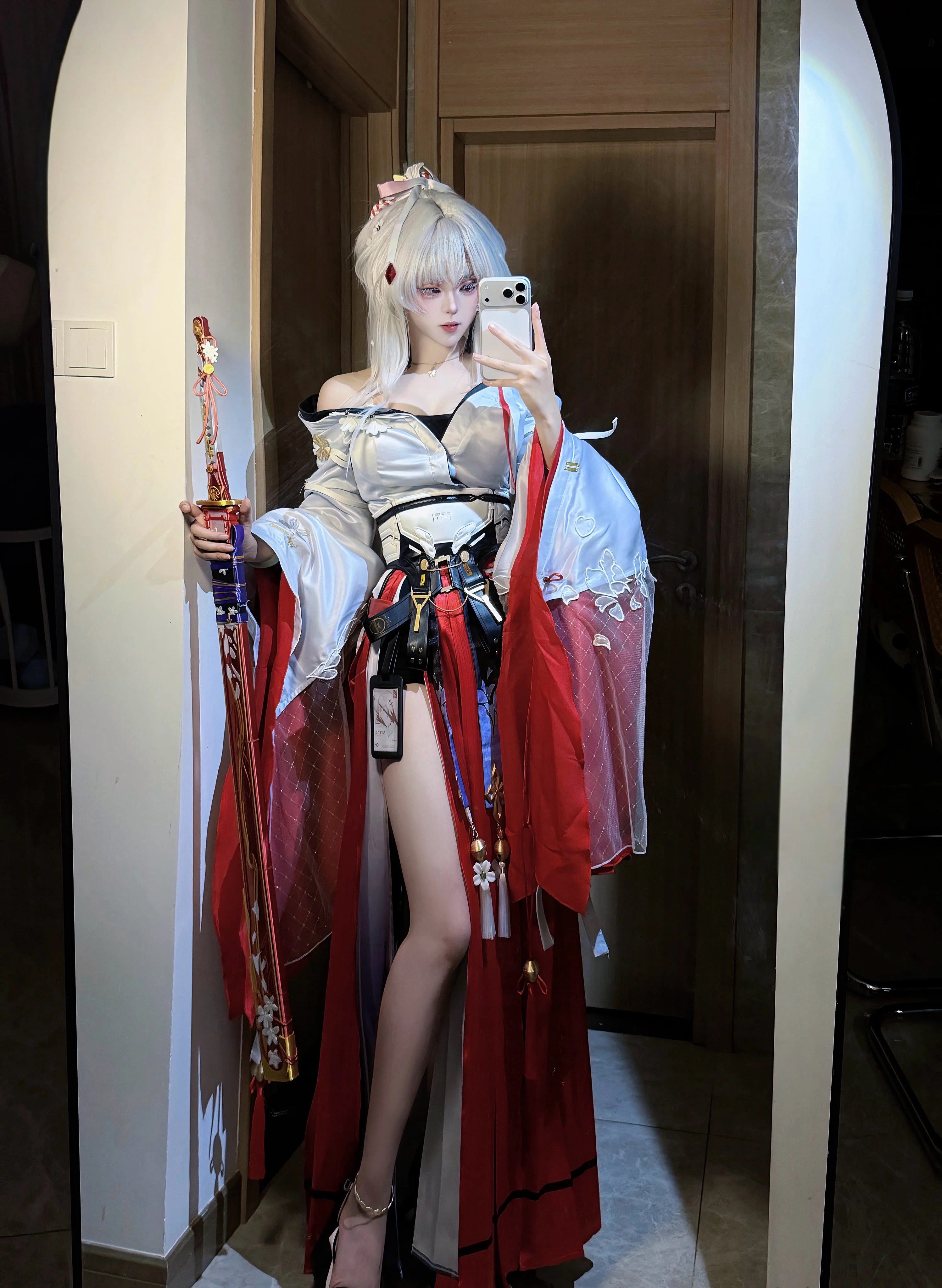 【绯雪cos】鸣潮里的白毛御姐，帅气与优雅并存