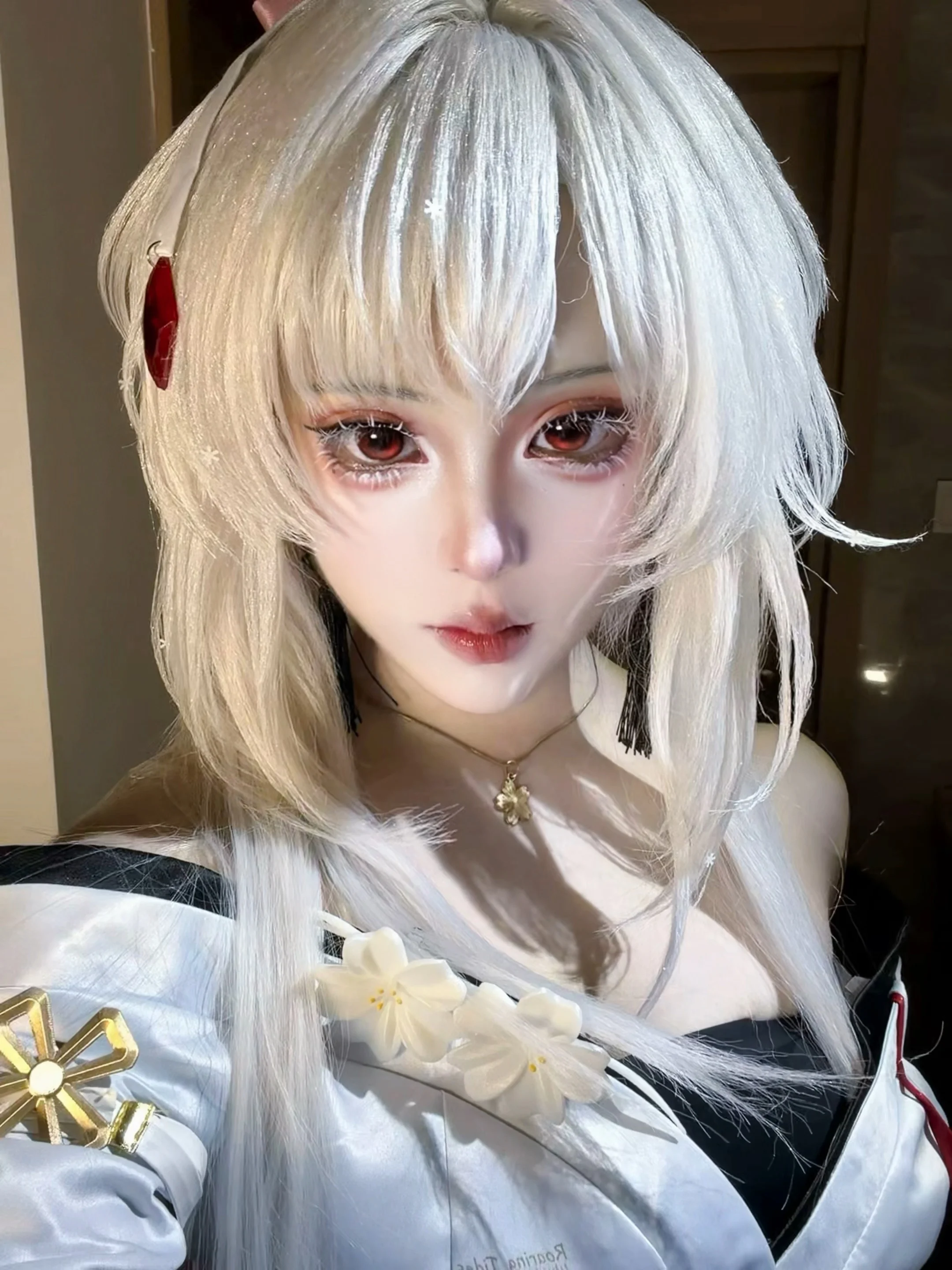 【绯雪cos】鸣潮里的冰雪系少女，这个红眼妆到底怎么画