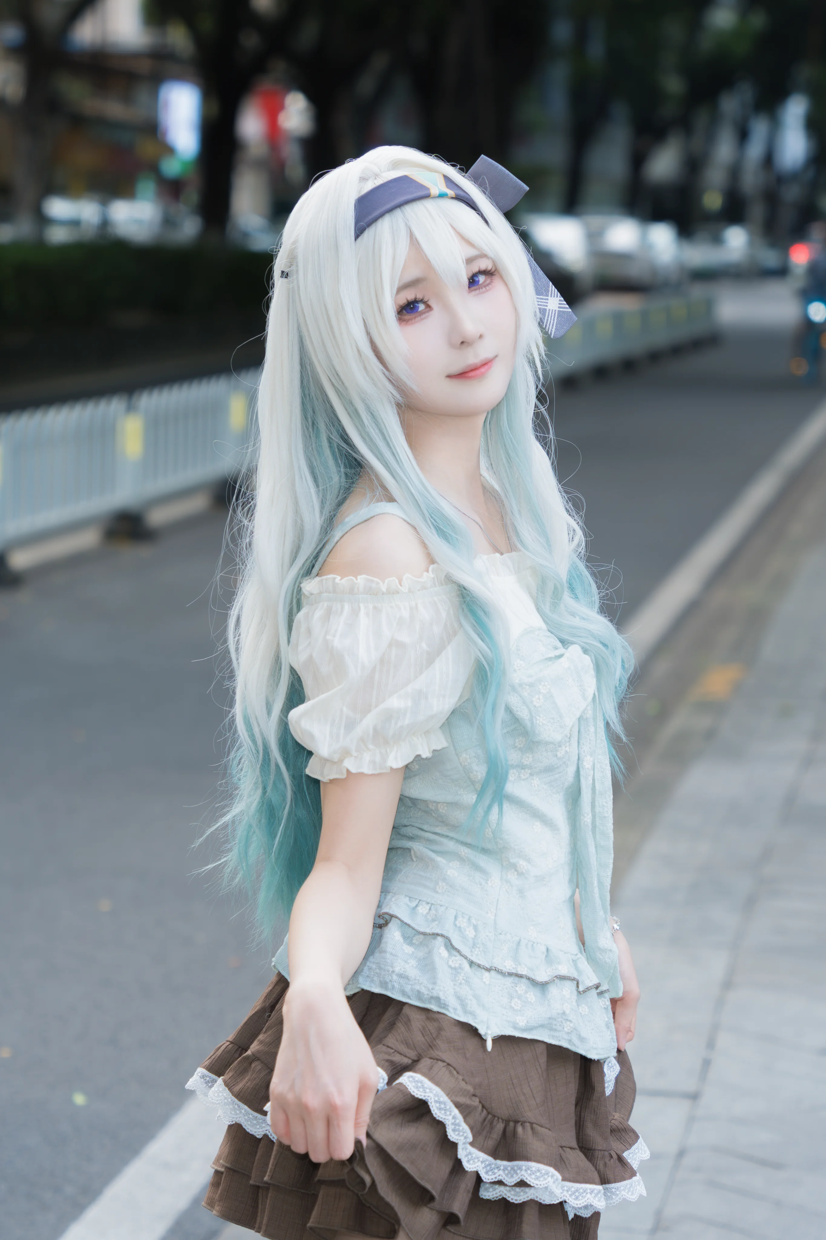 【ホタル コスプレ】崩壊：スターレイル、早朝の街角で風に吹かれる瞬間 - 1 枚目