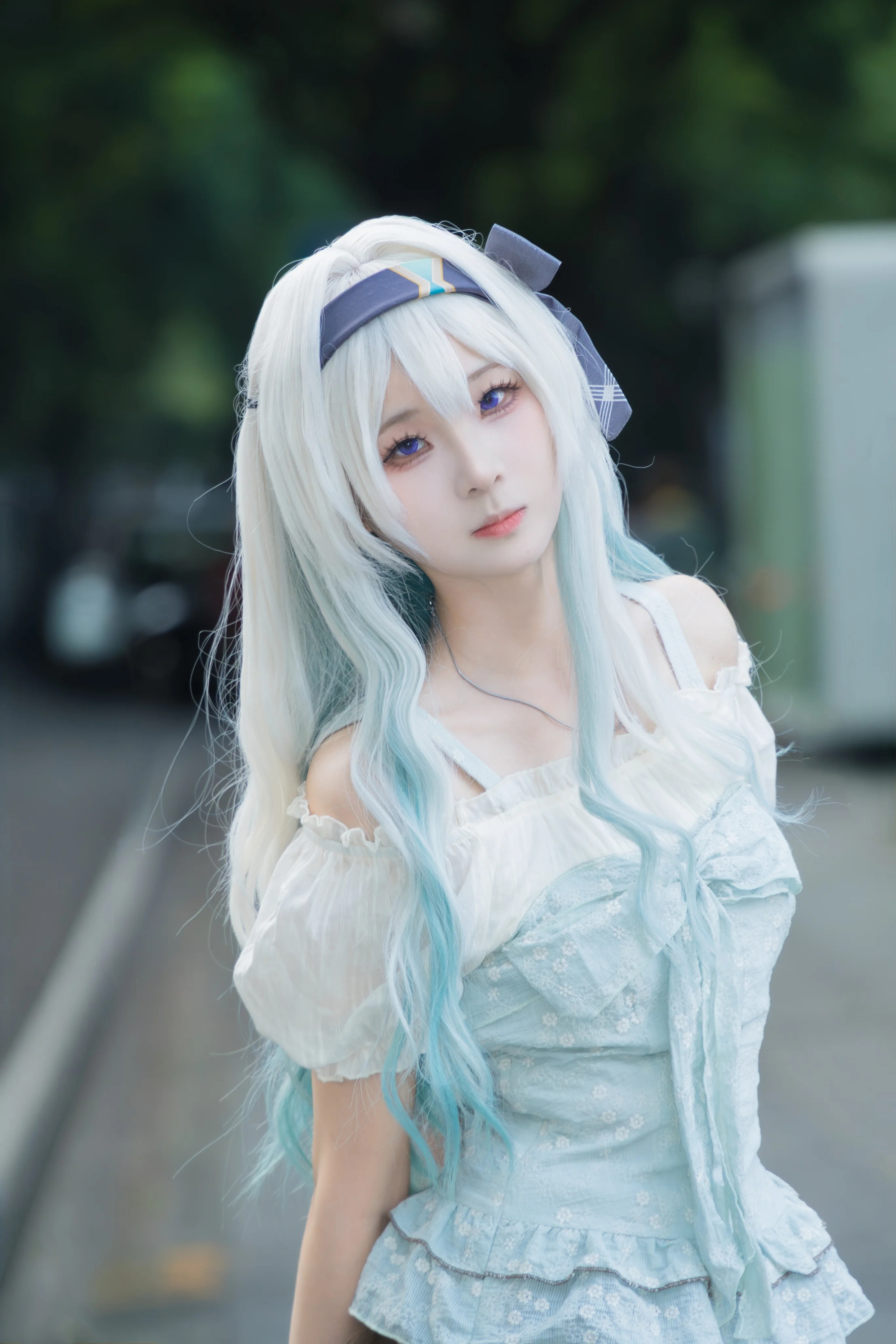 【ホタル コスプレ】崩壊：スターレイル、早朝の街角で風に吹かれる瞬間 - 2 枚目