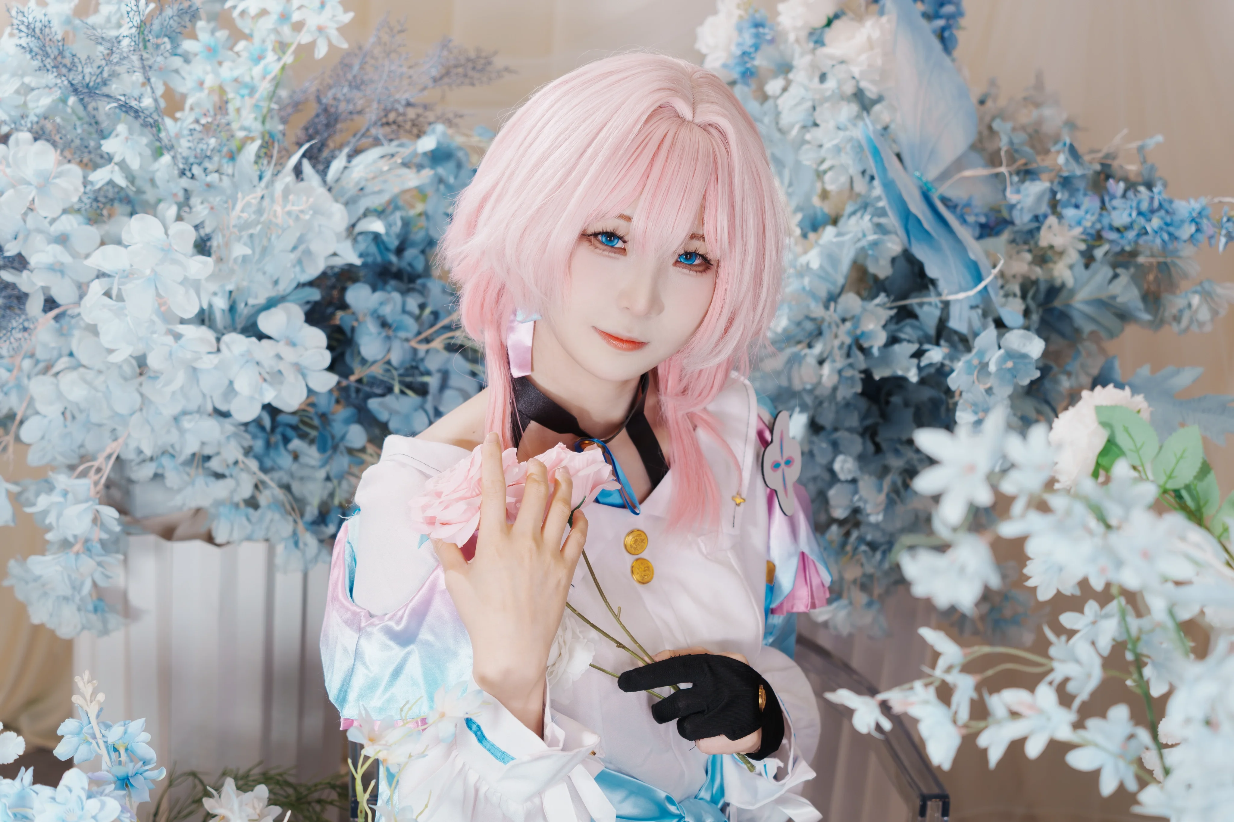 【三月七cos】冰蓝花海与粉色碎发，定格星穹列车少女的苏醒瞬间