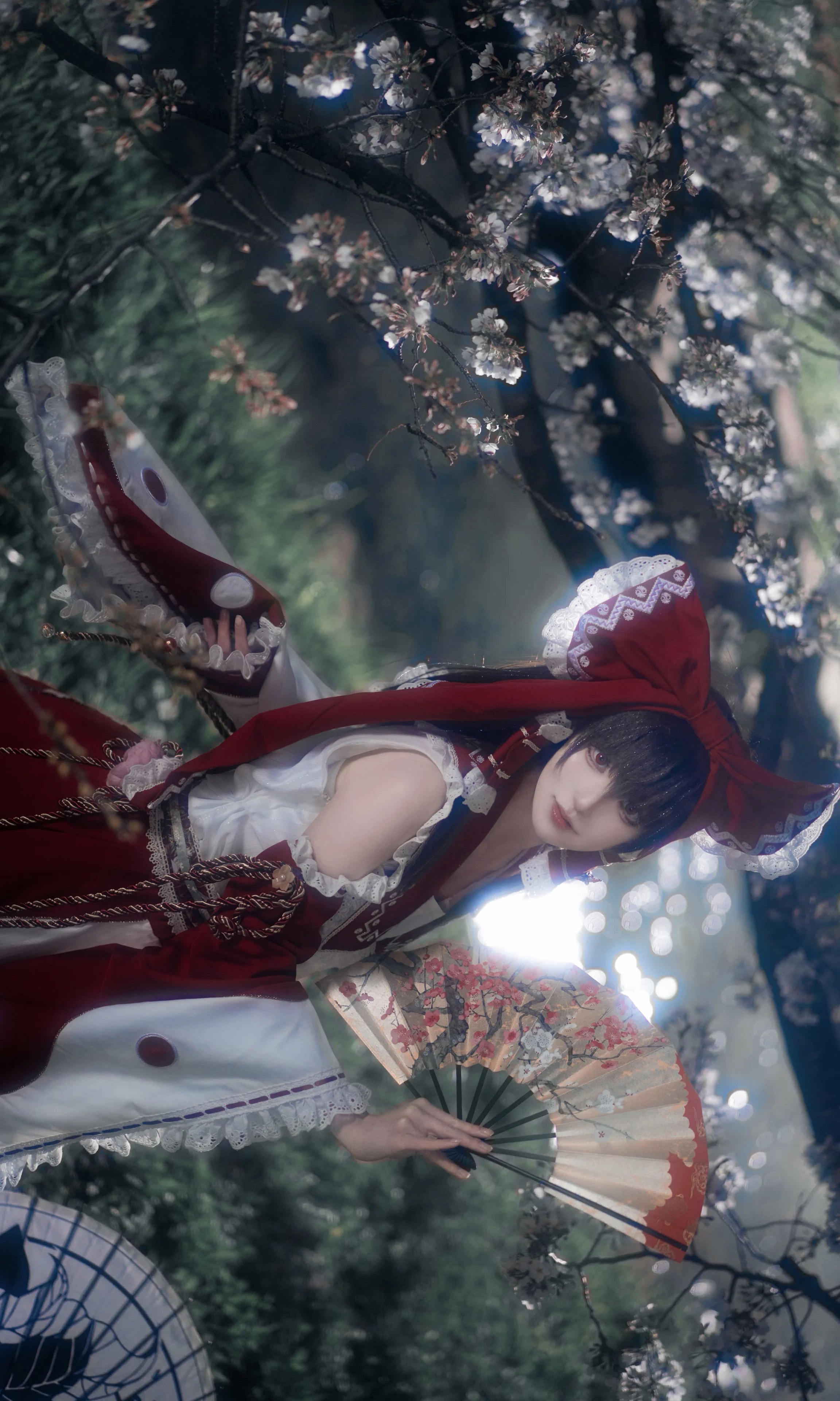 东方Project博丽灵梦cos，夜樱下的红白巫女祈愿 - 第 4 张