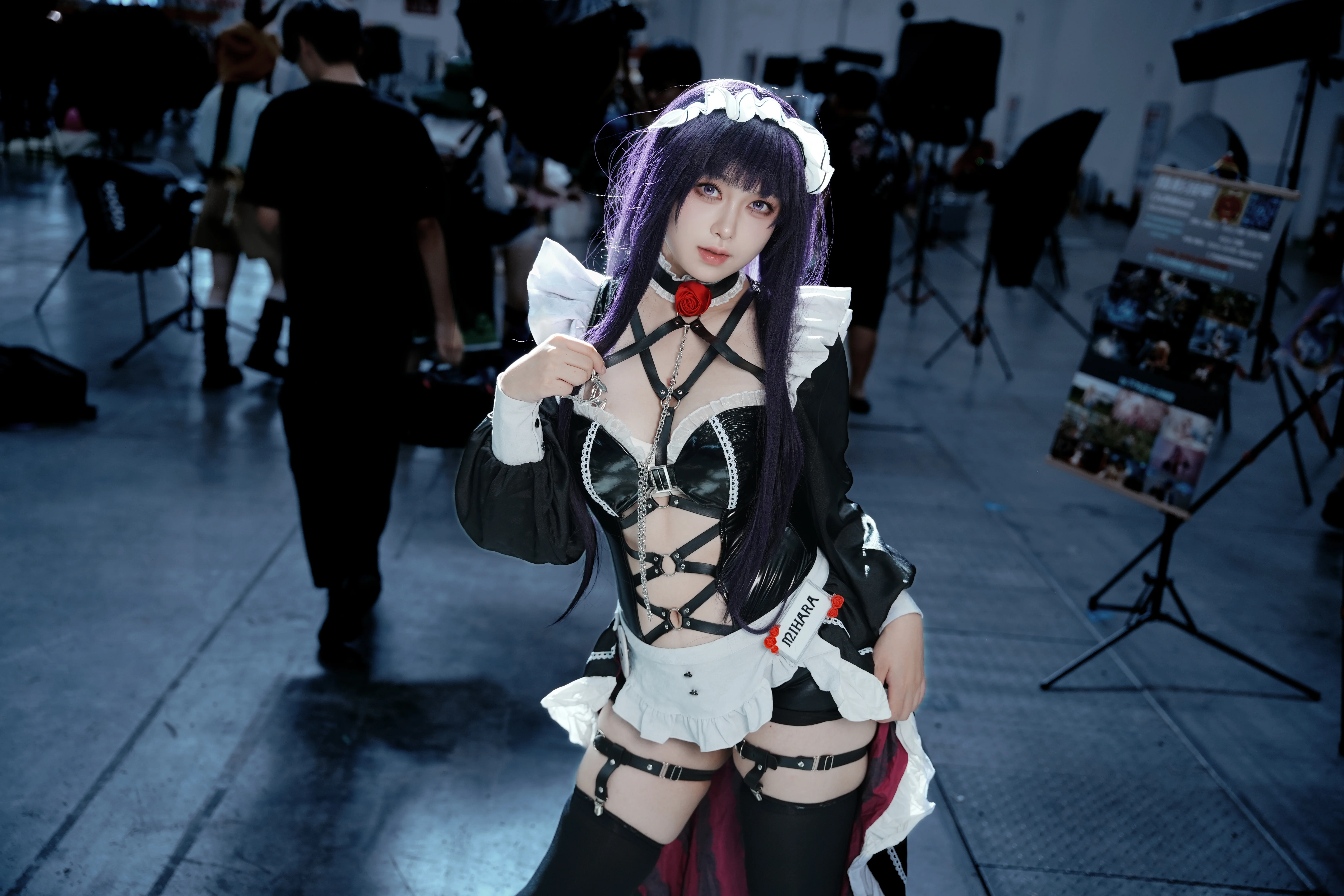 【米哈拉cos】胜利女神NIKKE的漫展瞬间，黑红女仆装气场全开 - 第 4 张