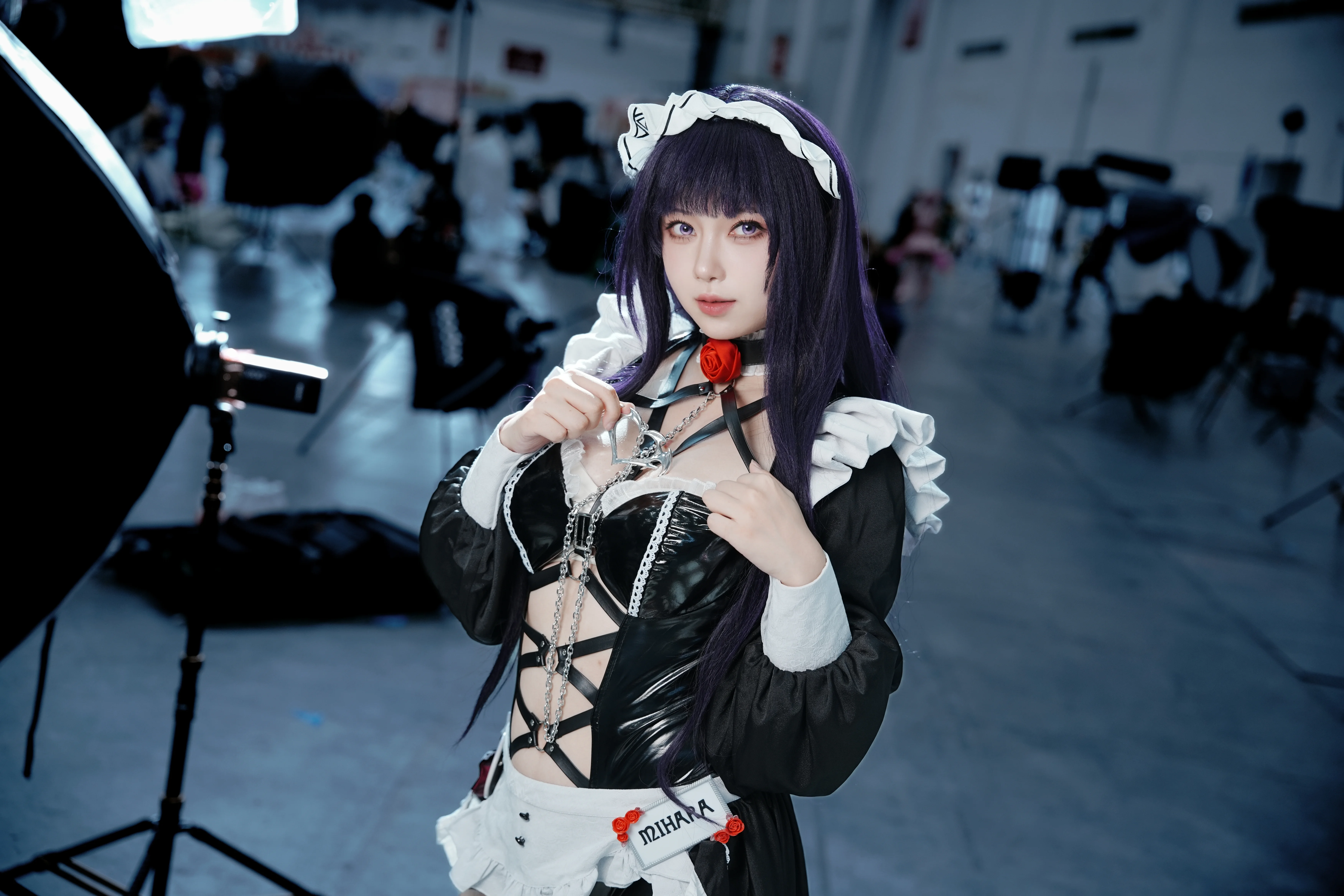 【米哈拉cos】胜利女神NIKKE的漫展瞬间，黑红女仆装气场全开 - 第 5 张