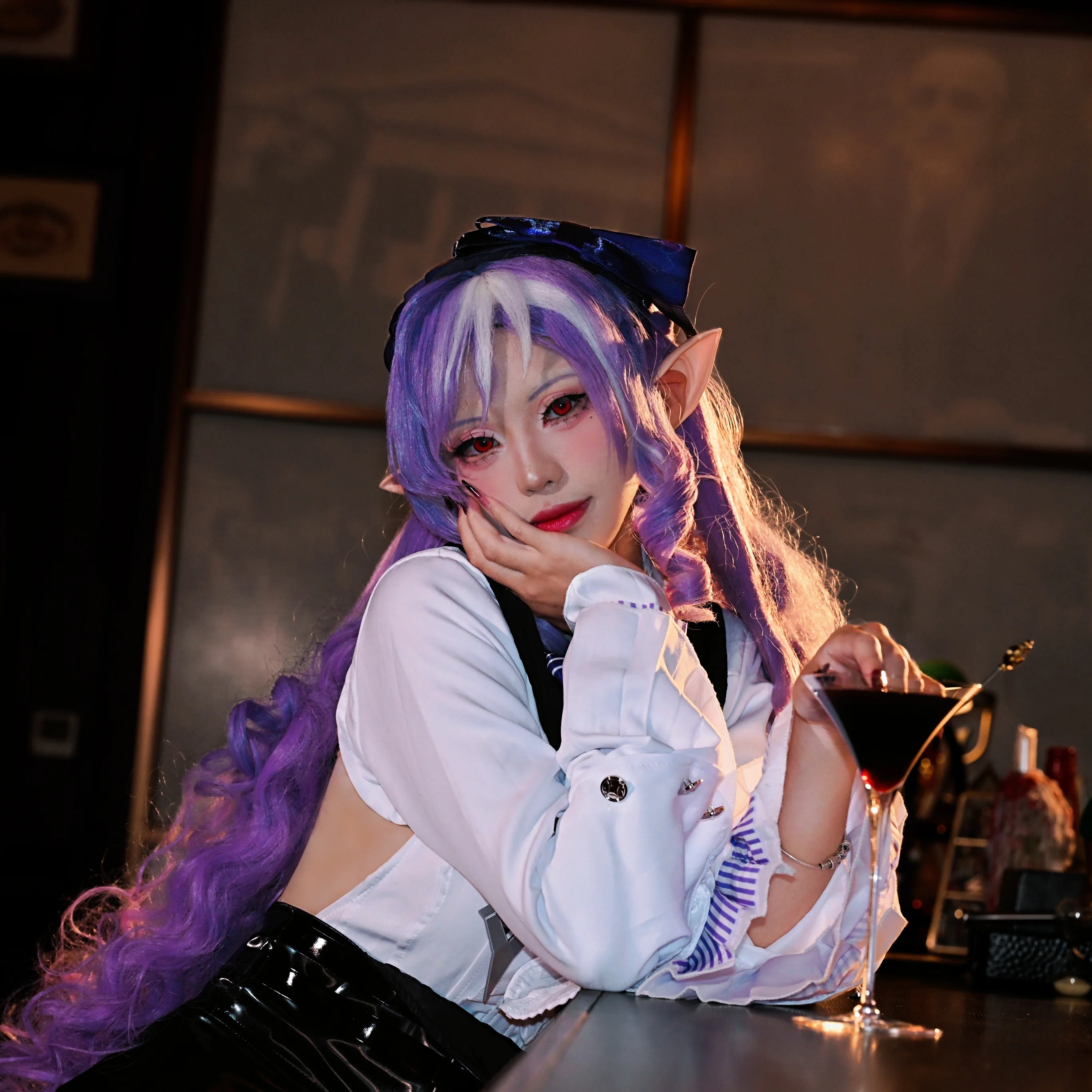 【ビビアン コスプレ】ゼンレスゾーンゼロのビストロバーテンダー、紫の夜幕下の誘い - 1 枚目