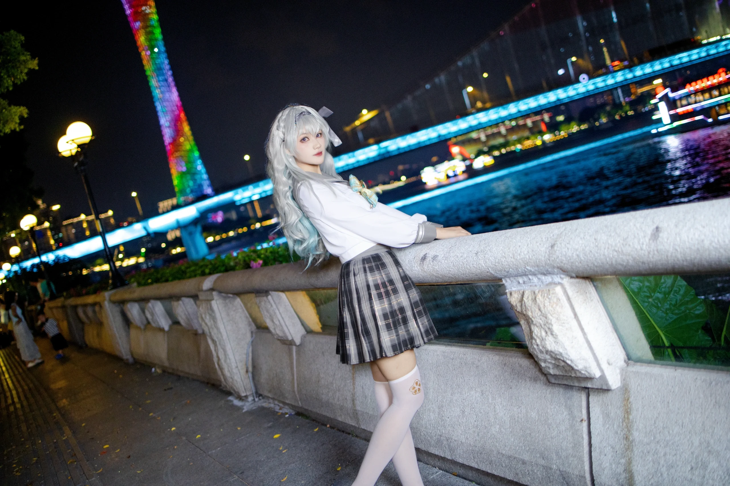 【ホタル コスプレ】広州タワーの夜景に映えるJKコーデ、ネオンの雰囲気を演出 - 1 枚目