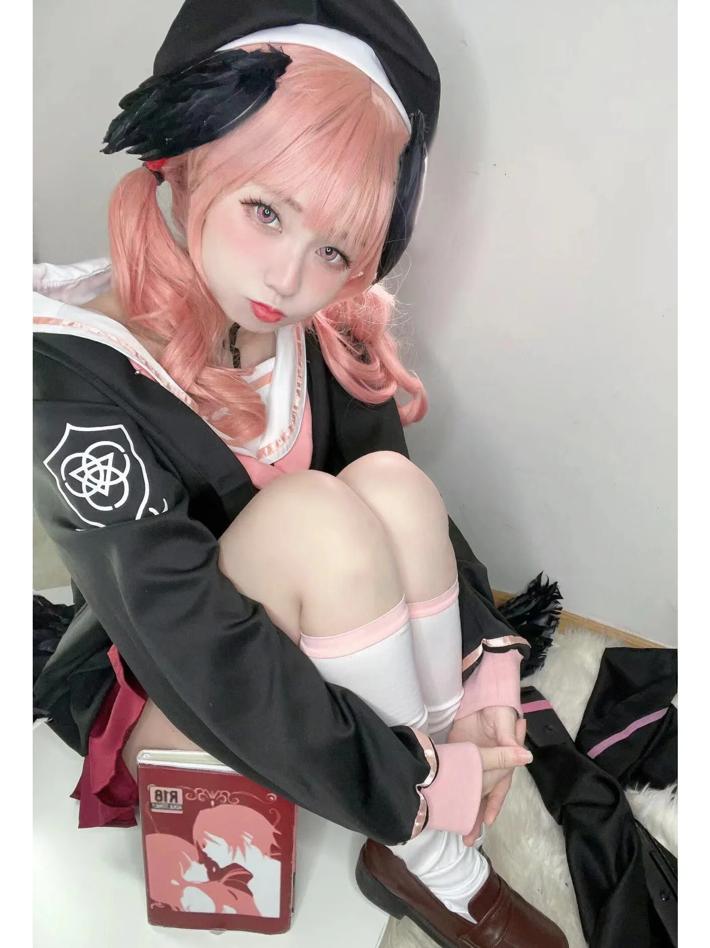 【下江小春cos】碧蓝档案里那本红书与黑衣搭配 - 第 2 张