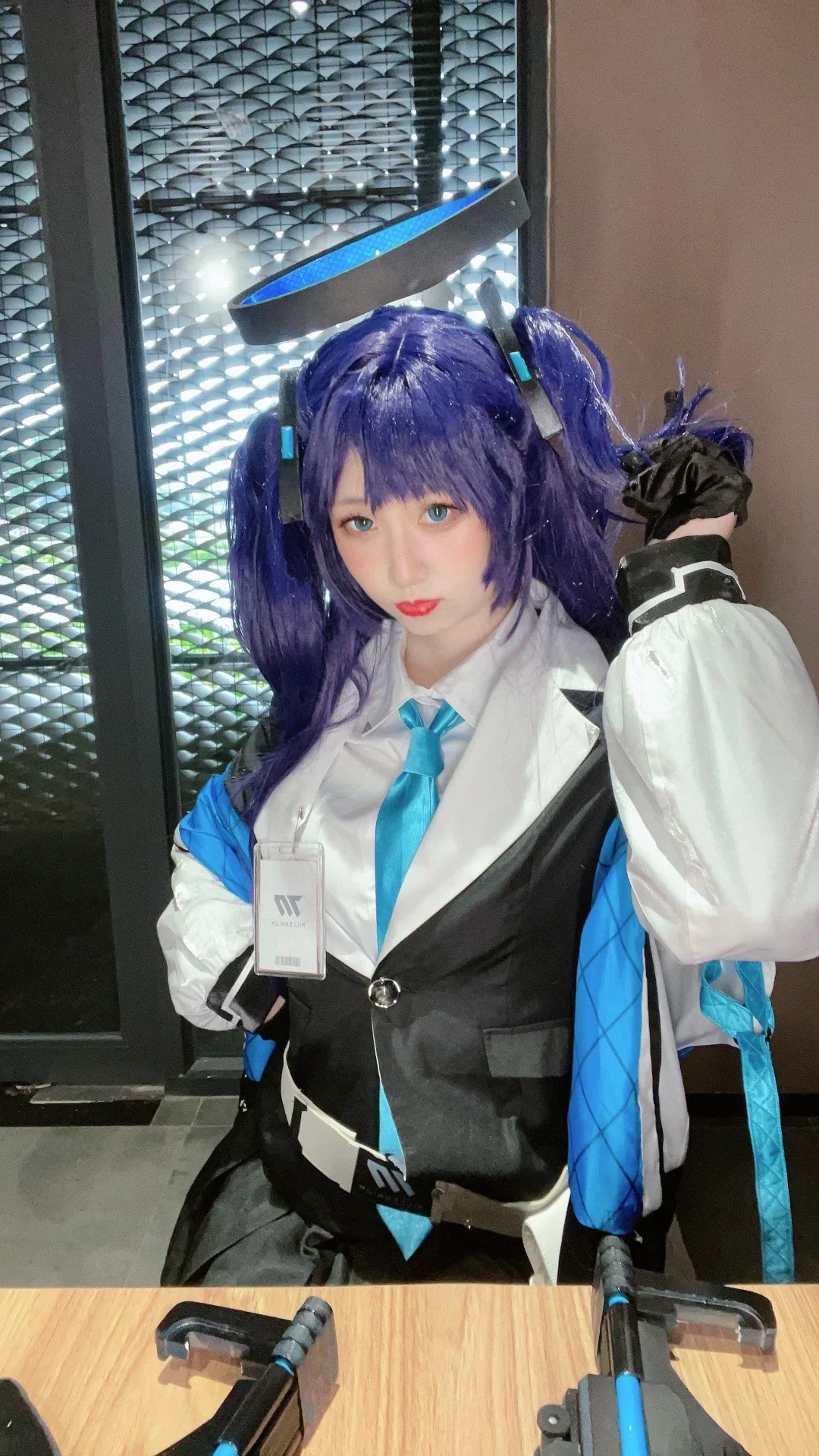 【千年卑女cos】蔚蓝档案的科技学园风，冷面双马尾持枪出镜 - 第 1 张