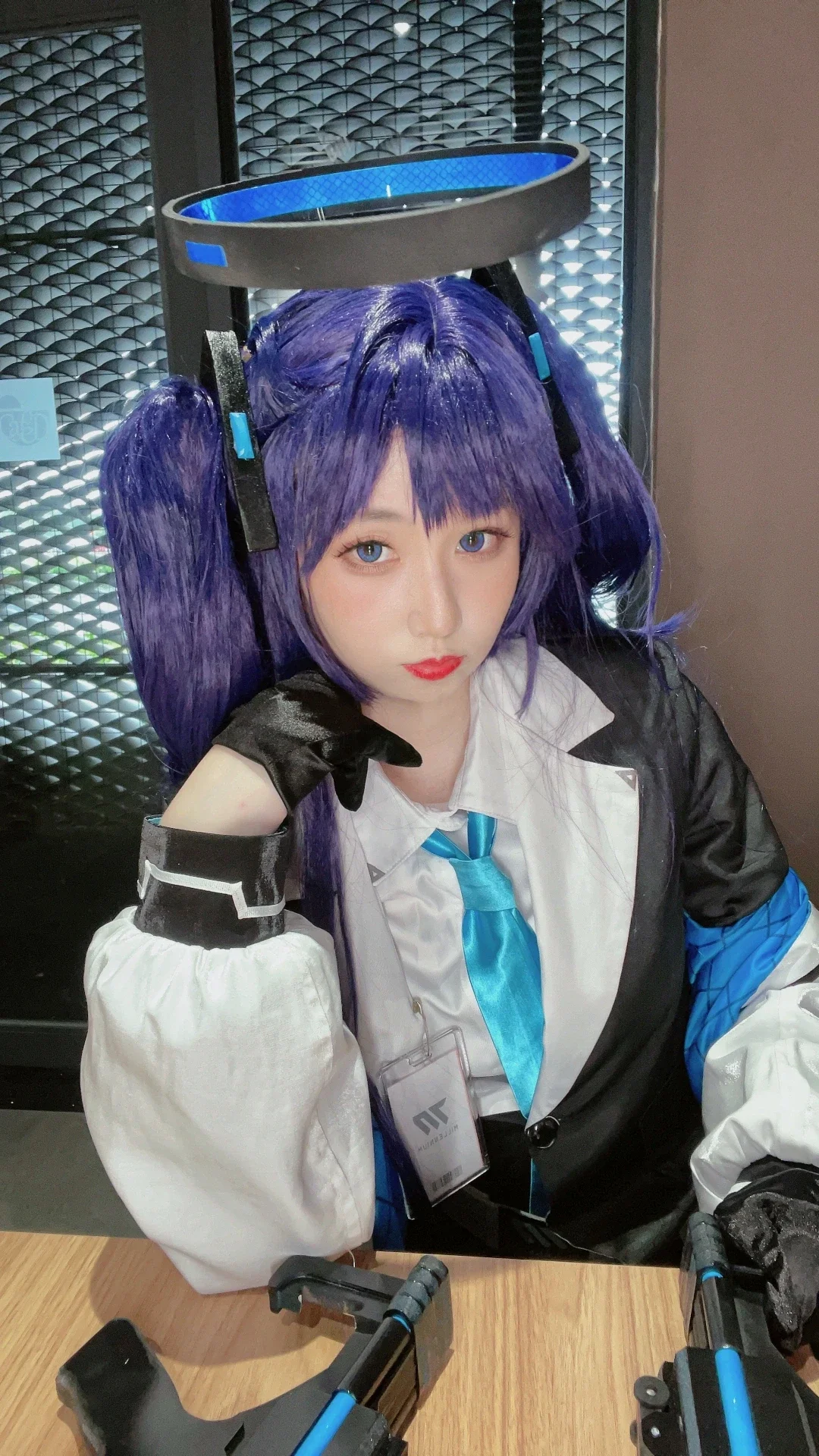 【千年卑女cos】蔚蓝档案的科技学园风，冷面双马尾持枪出镜 - 第 3 张