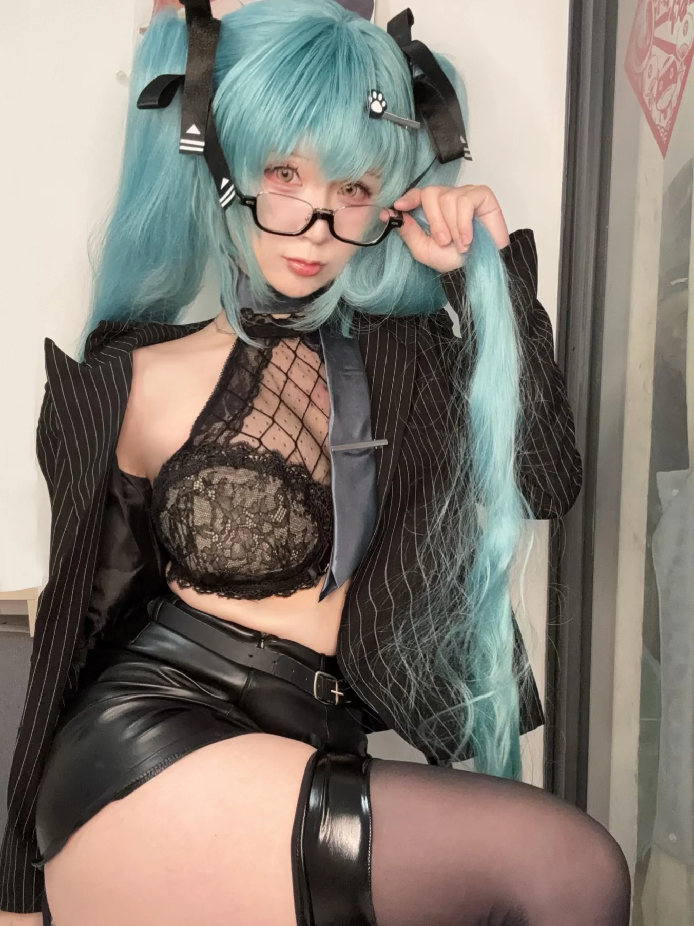 【普利瓦蒂cos】NIKKE里的傲娇OL，黑框眼镜下的职场魅力 - 第 1 张