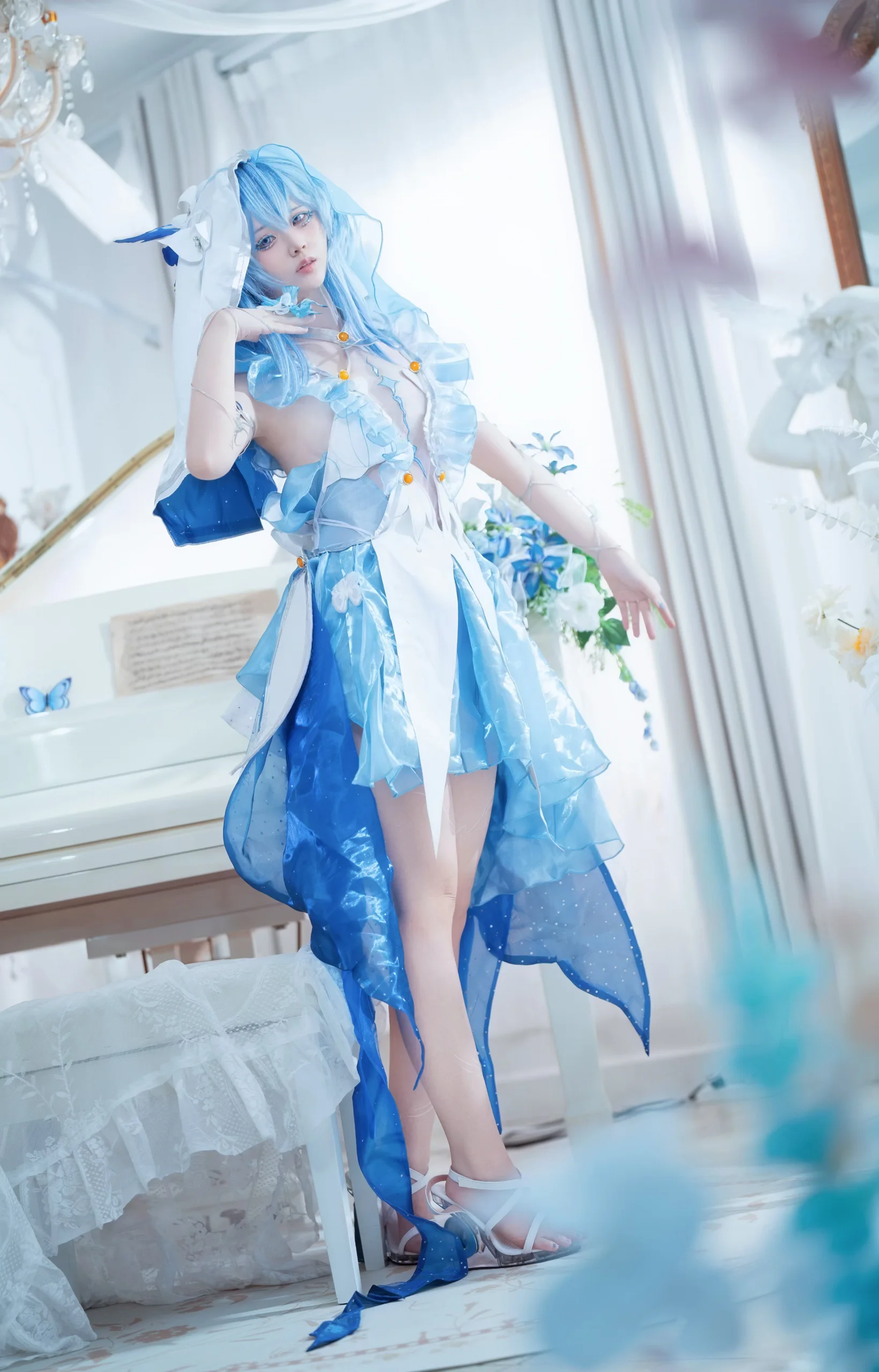 蓝白配色鸣潮COS，钢琴边的梦幻瞬间 - 第 1 张