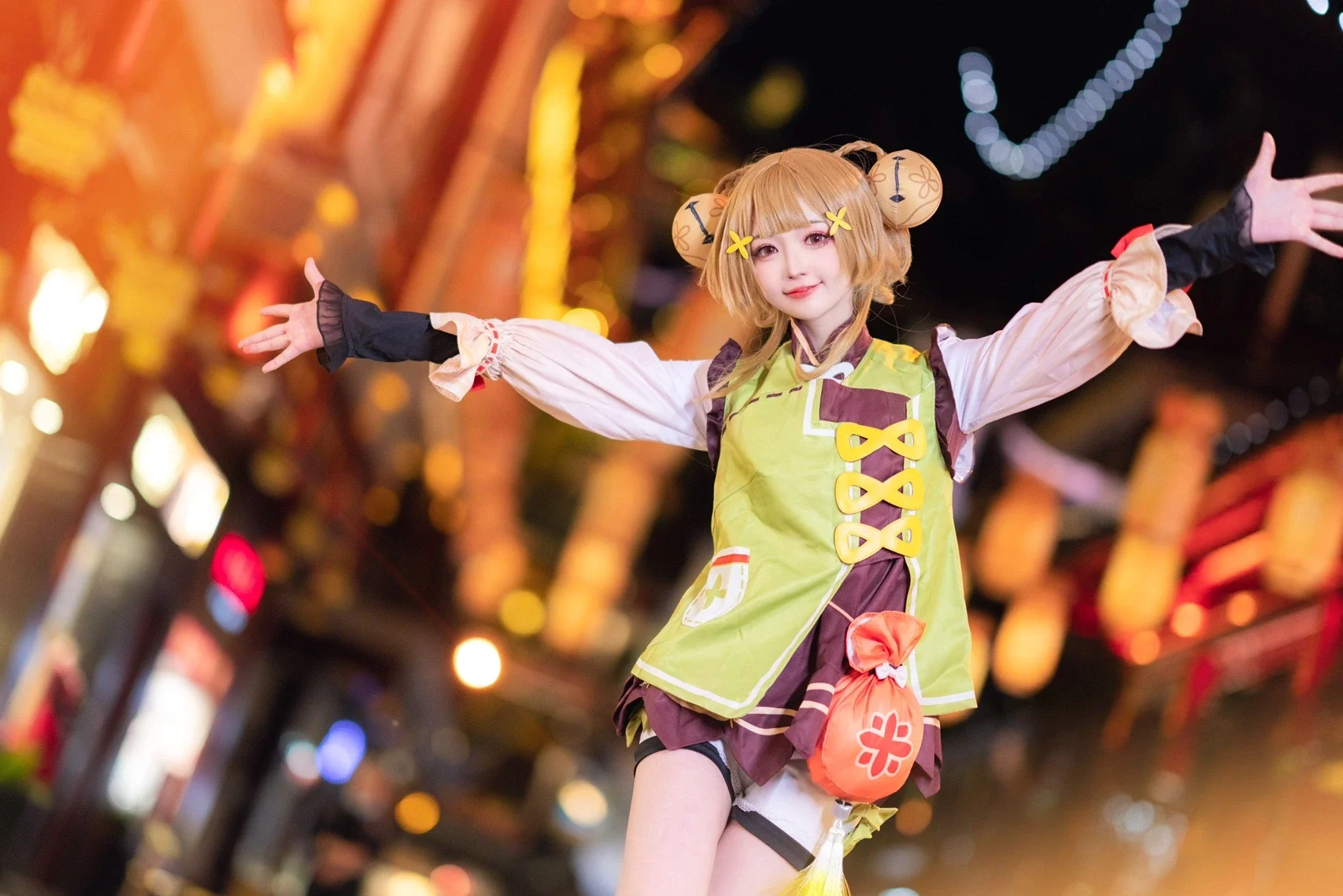 [Yaoyao Cosplay] The Sweet Girl in Genshin Impact, Cute Moments Under the Night View - Image 3