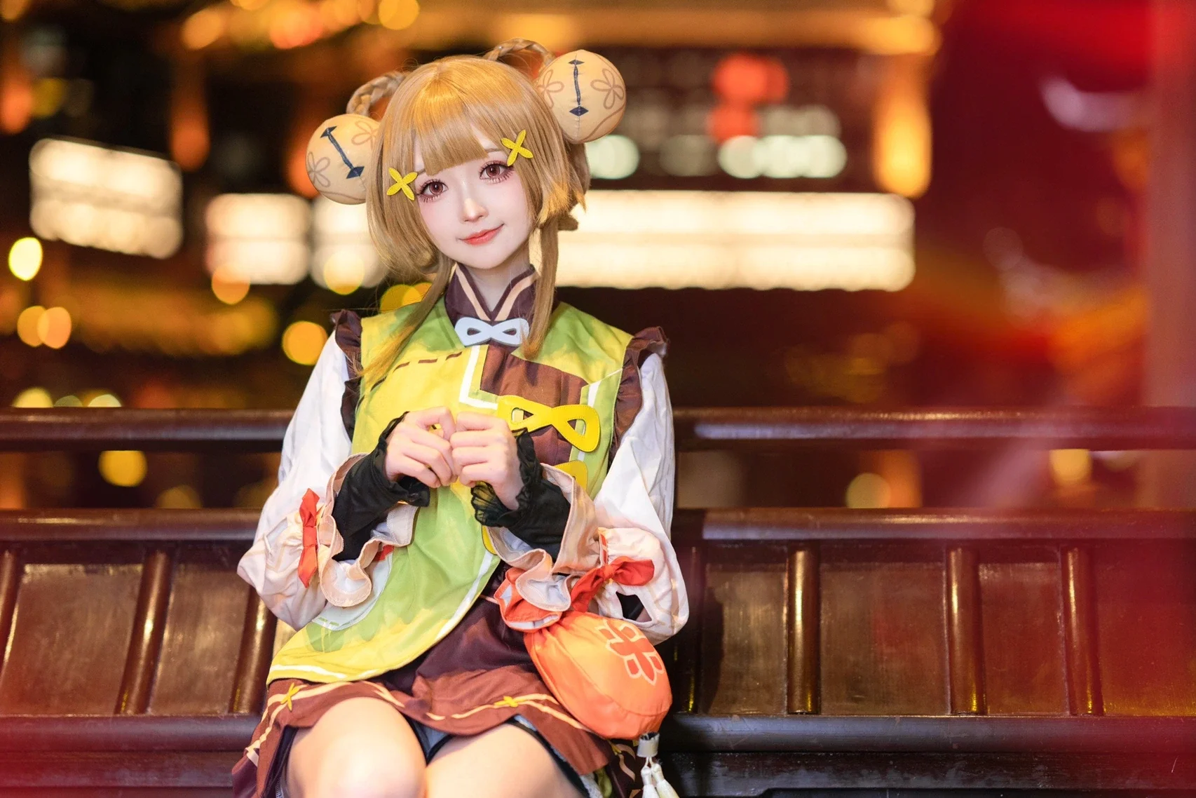 [Yaoyao Cosplay] The Sweet Girl in Genshin Impact, Cute Moments Under the Night View - Image 4