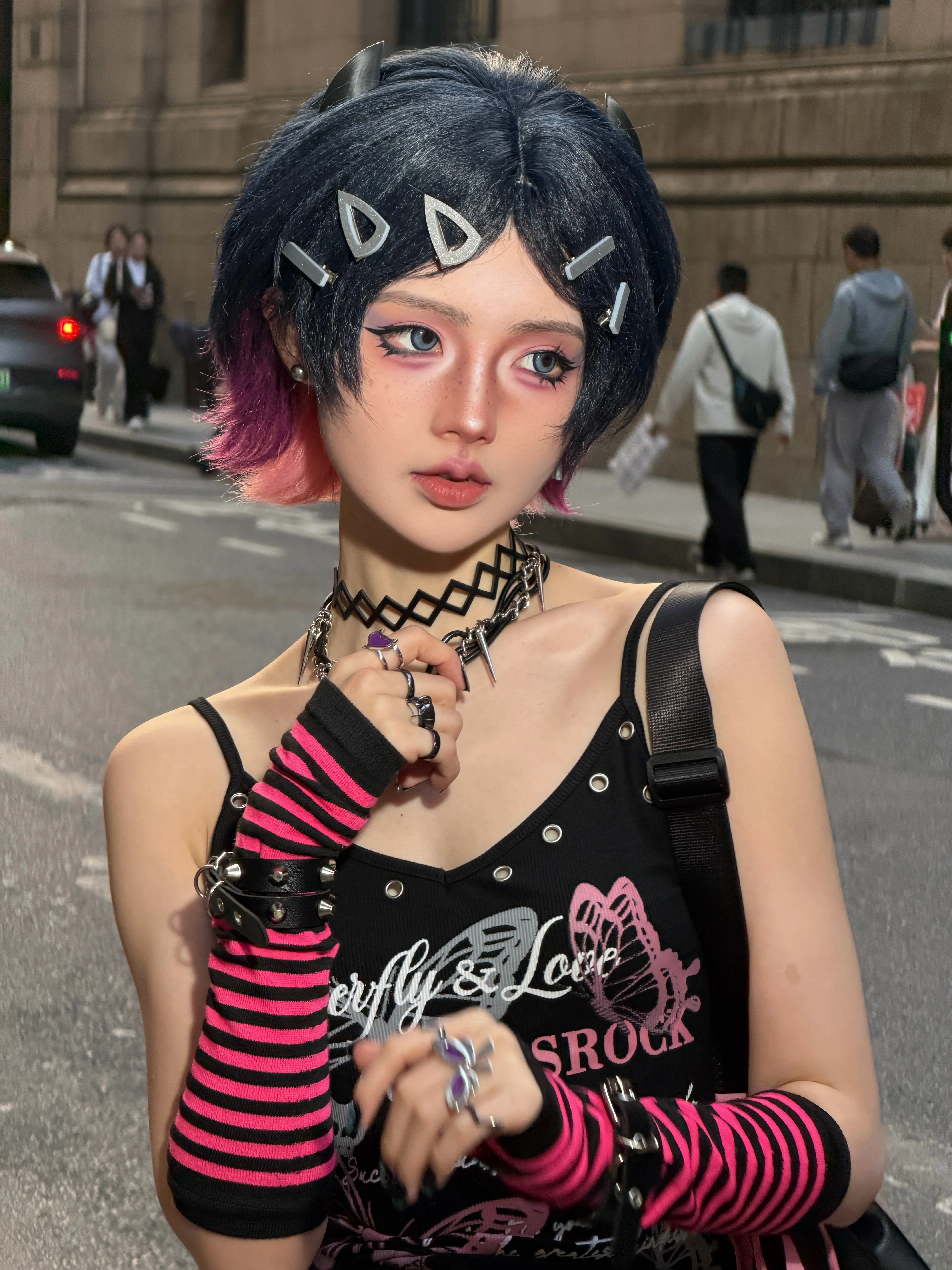 【クローバー コスプレ】ヴァロラントのストリート私設コスプレ、今夜は都市の暗影 - 1 枚目