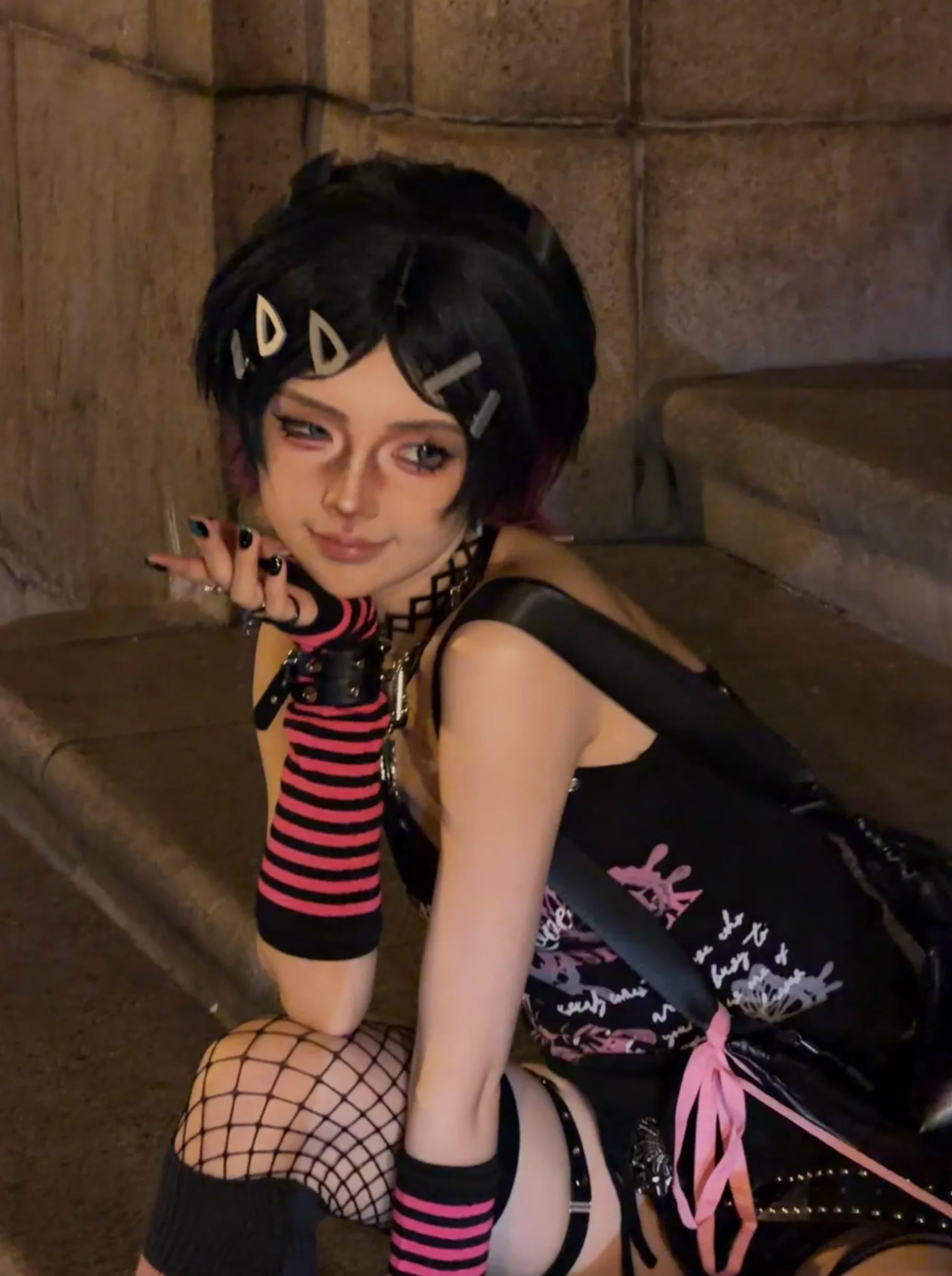 【クローバー コスプレ】ヴァロラントのストリート私設コスプレ、今夜は都市の暗影 - 2 枚目