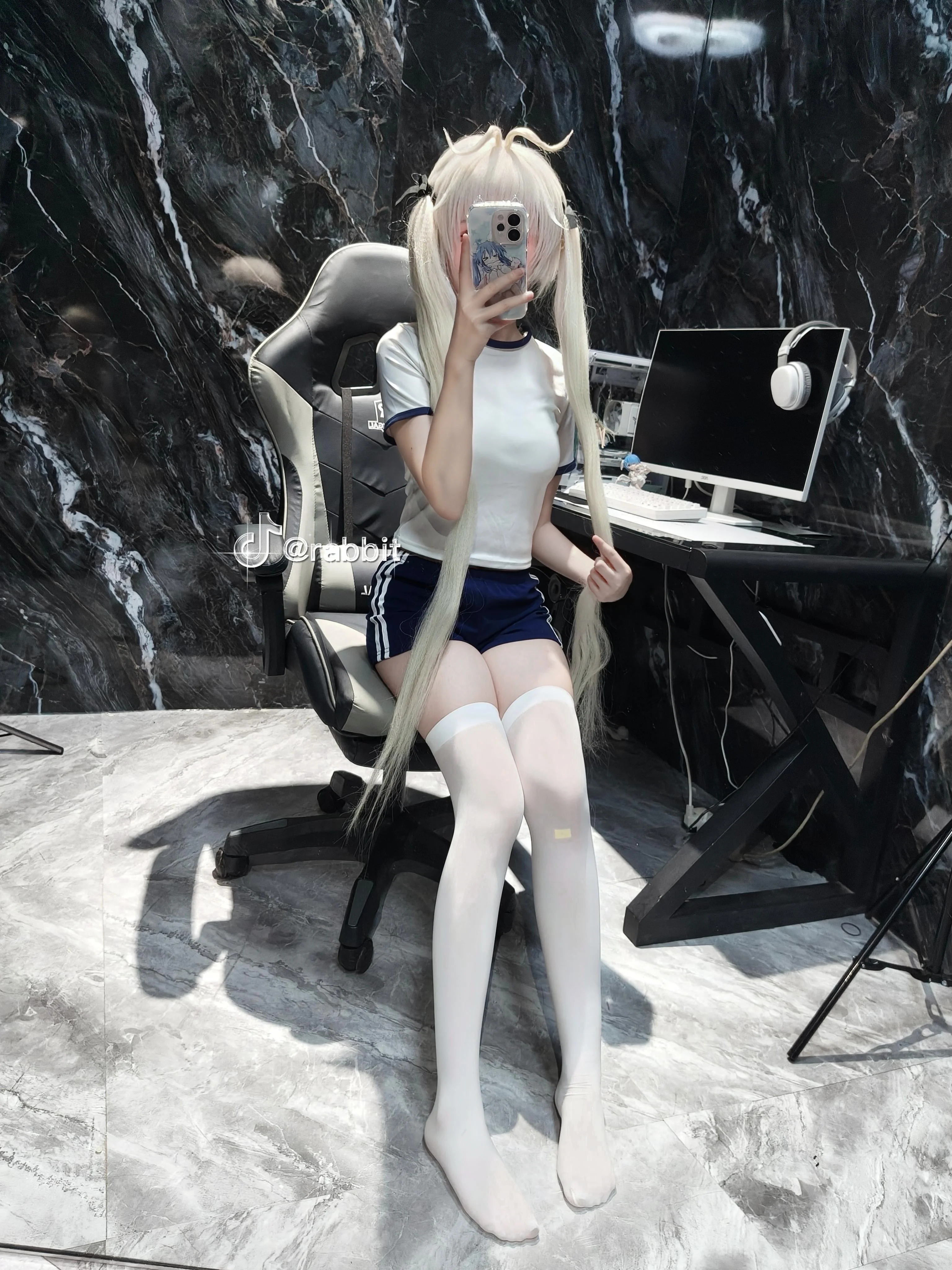 【穹妹cos】缘之空里的日常，白T短裤加白丝 - 第 2 张