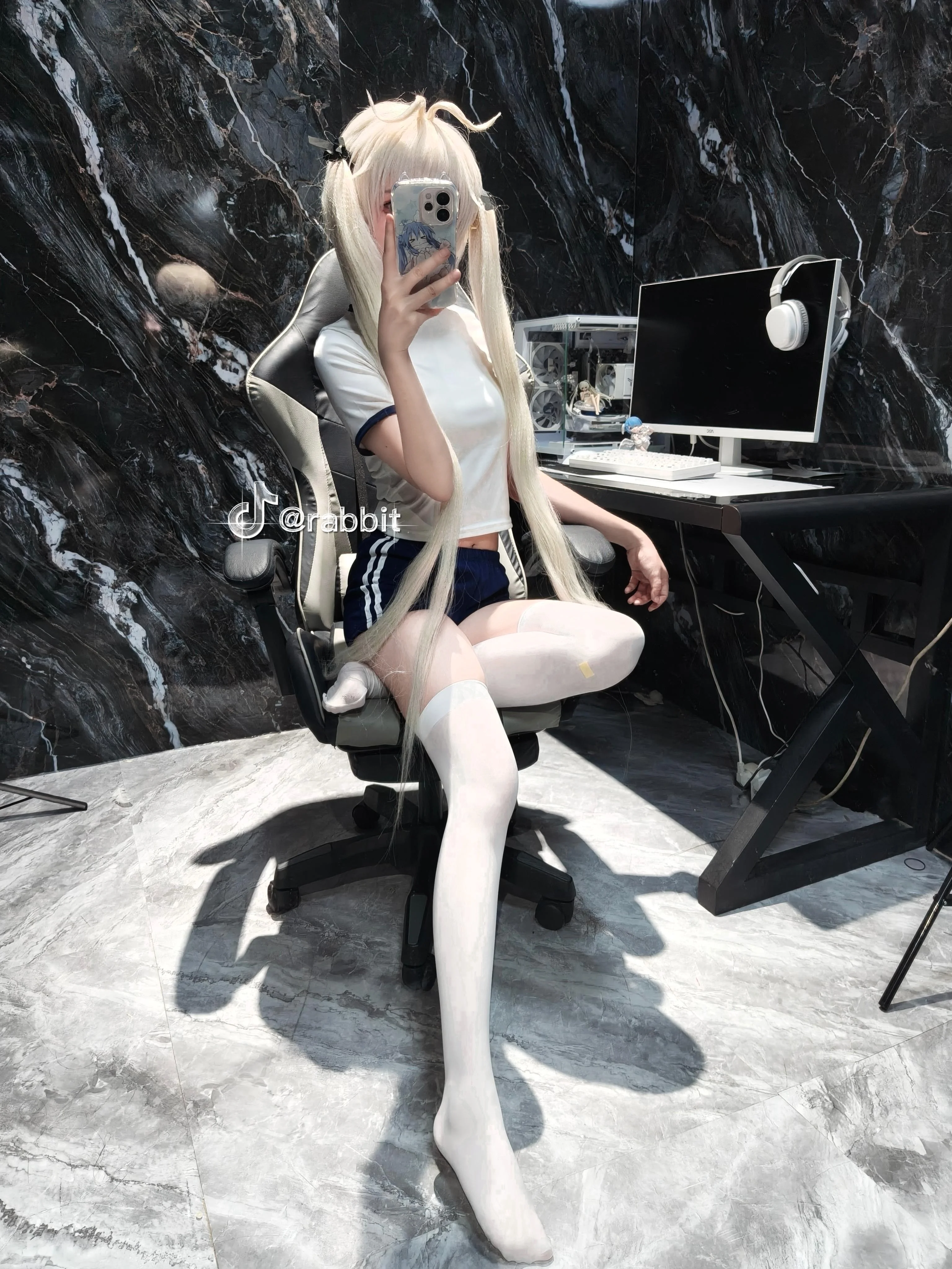 【穹妹cos】缘之空里的日常，白T短裤加白丝 - 第 3 张