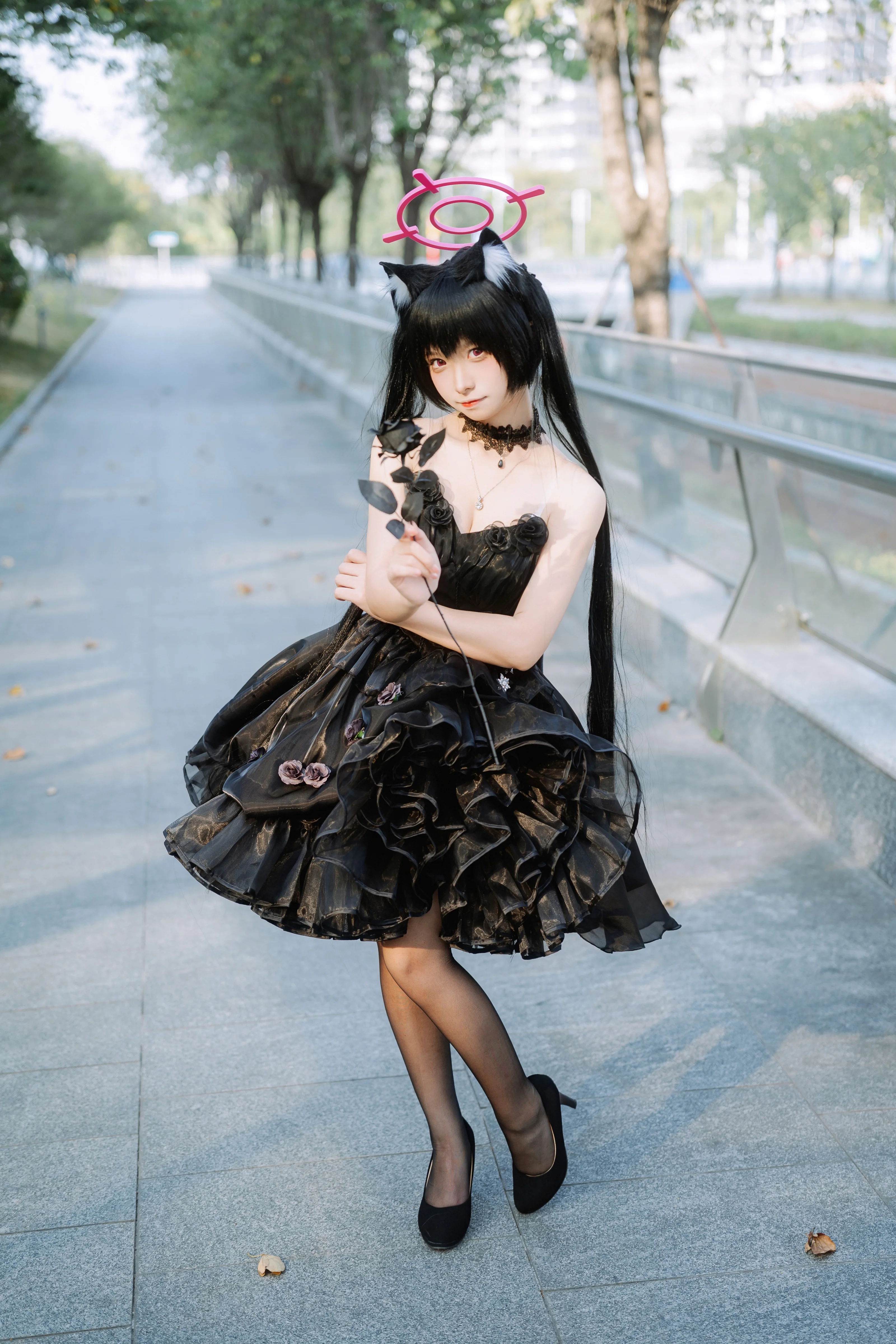 【黑见芹香cos】蔚蓝档案里的黑猫系少女，街头随拍 - 第 1 张