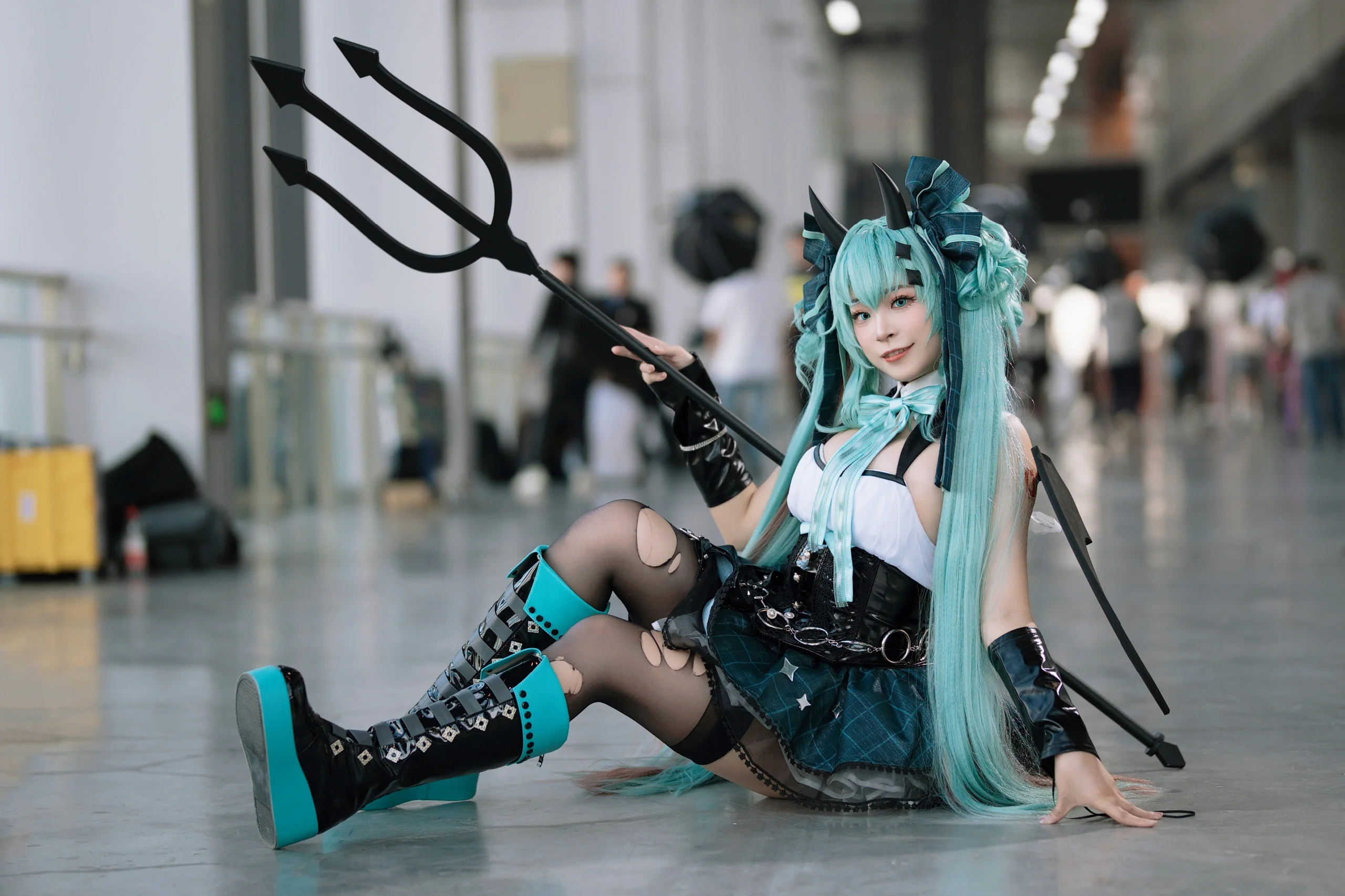 【初音未來cos】螢火蟲漫展小浣熊造型的青藍小惡魔出片啦 - 第 10 張