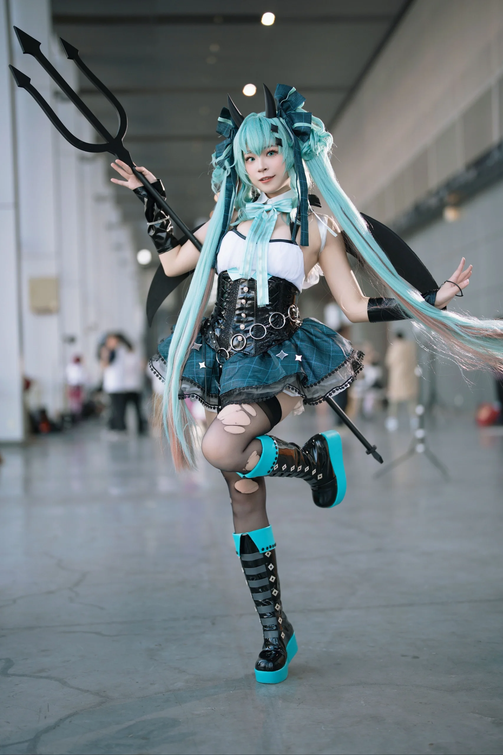 【初音未來cos】螢火蟲漫展小浣熊造型的青藍小惡魔出片啦 - 第 5 張