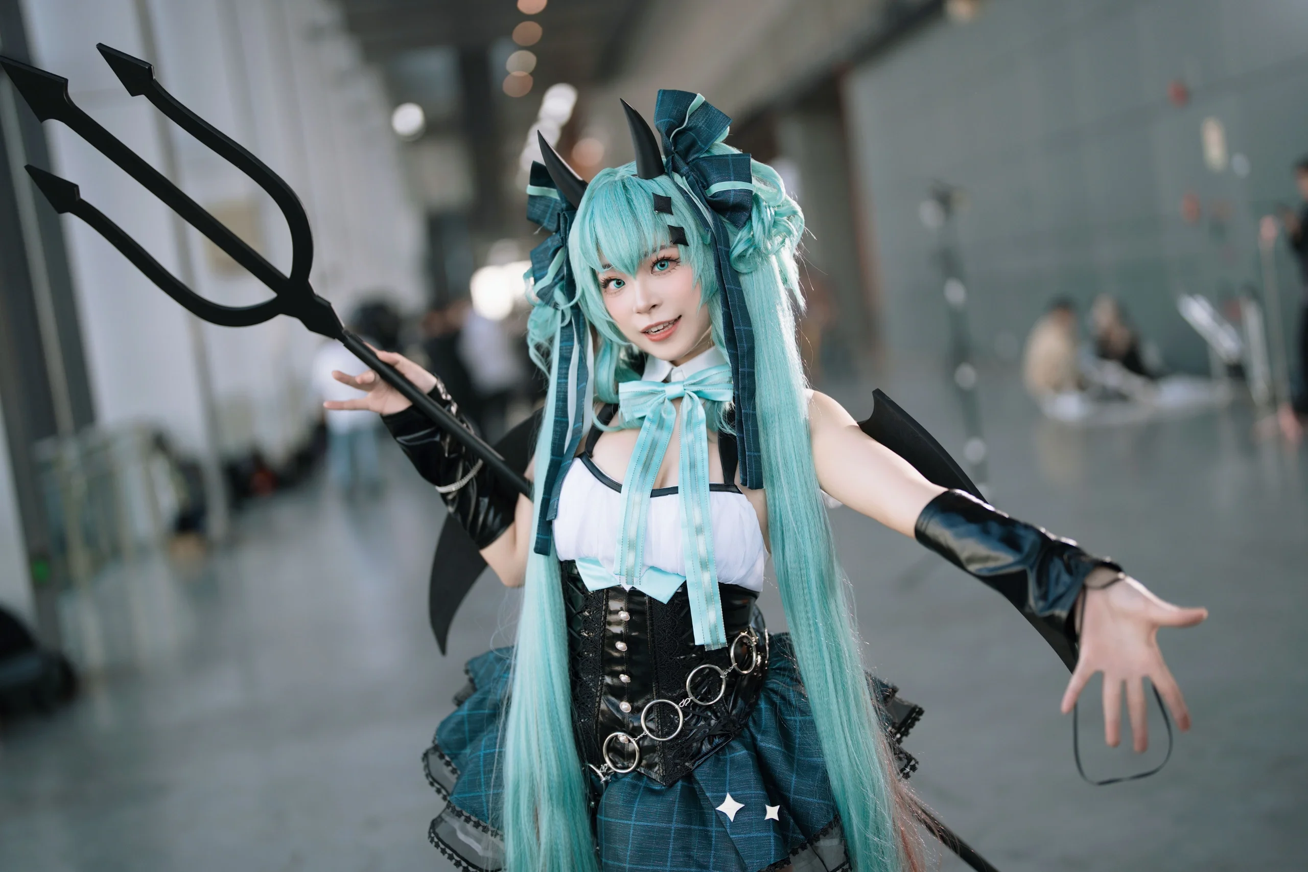 【初音未來cos】螢火蟲漫展小浣熊造型的青藍小惡魔出片啦 - 第 6 張