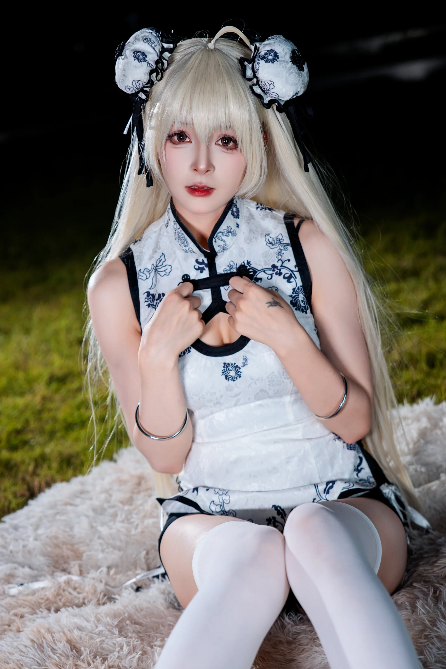 【春日野穹cos】缘之空CICF限定，闪光灯下的青花瓷旗袍穹妹