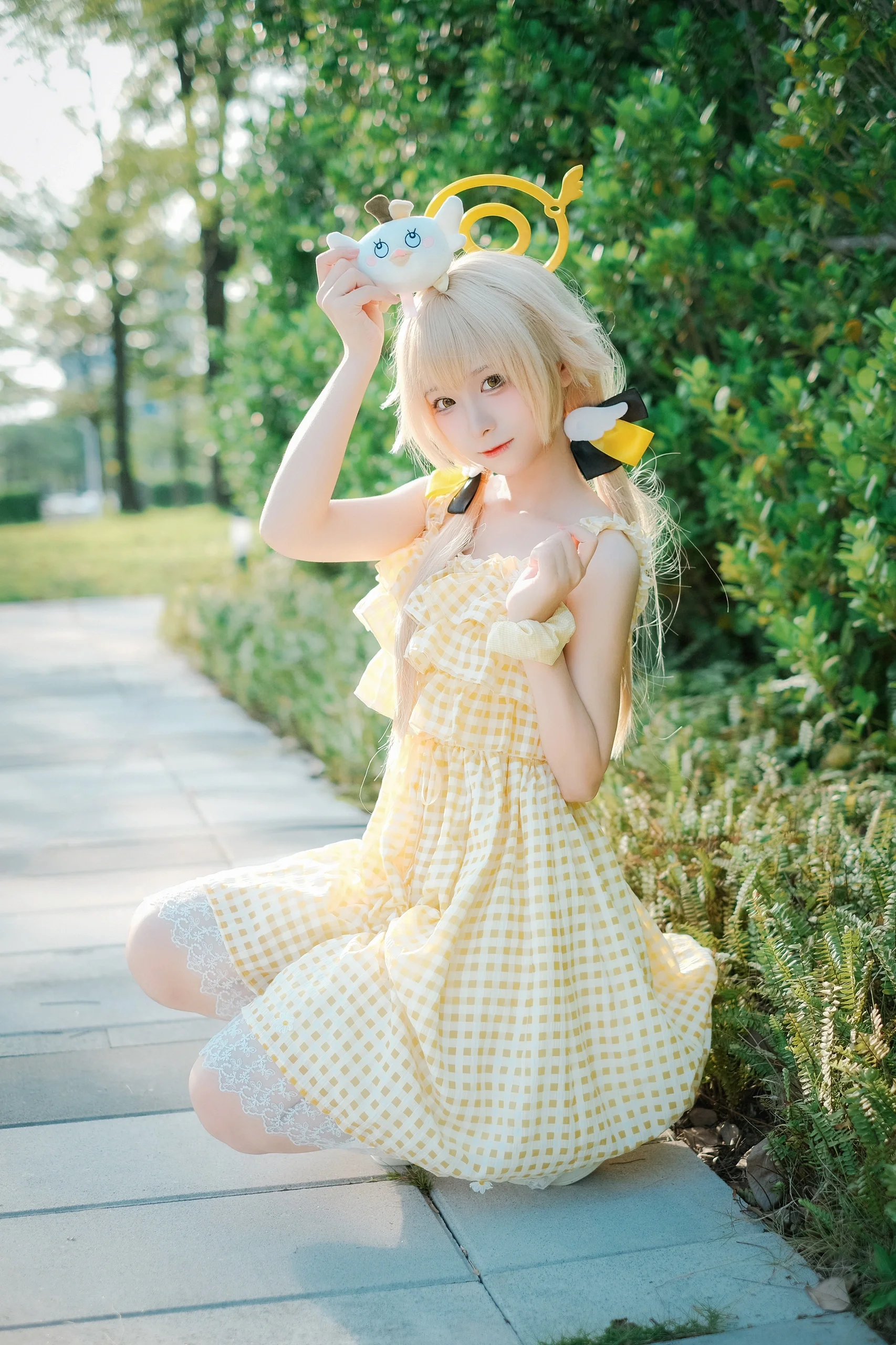【阿慈谷日富美cos】蔚蓝档案里带着佩洛洛的户外阳光瞬间 - 第 1 张
