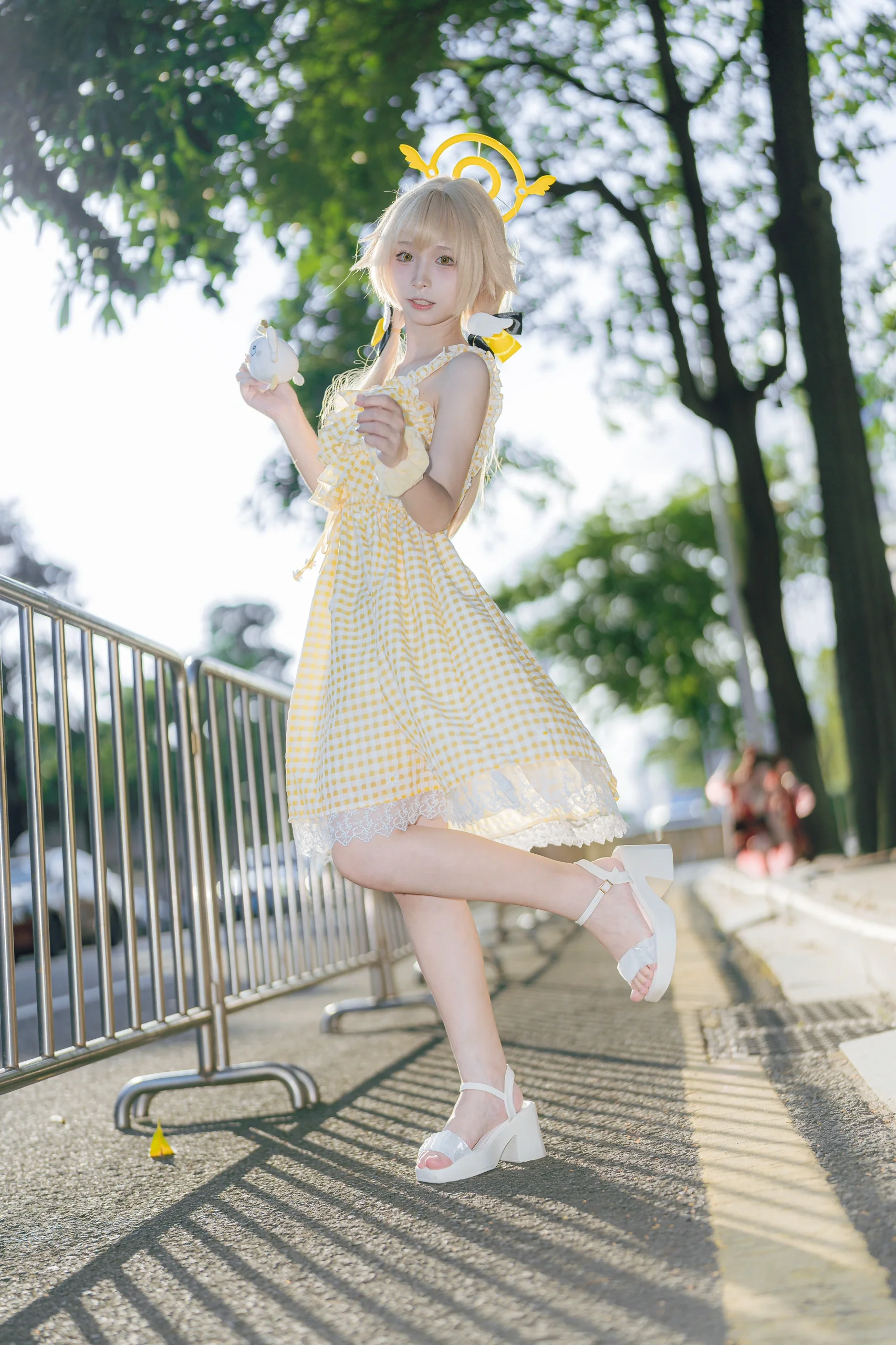 【阿慈谷日富美cos】广州CICF外场的午后，黄白格纹裙与阳光草地