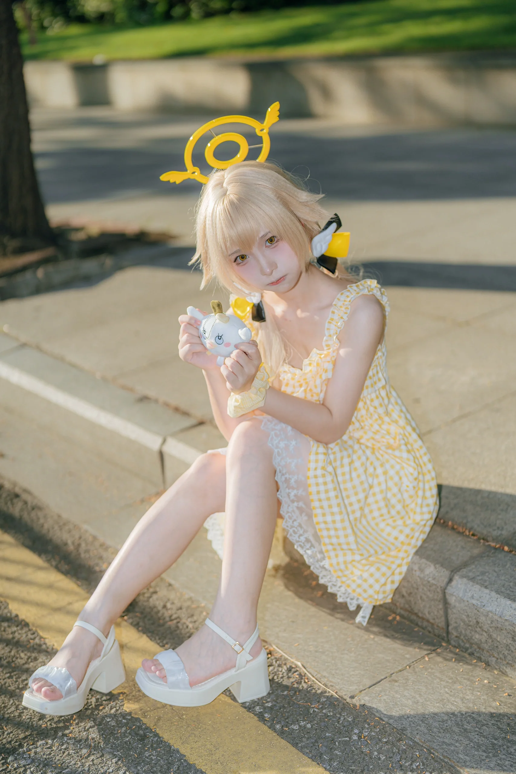 【阿慈穀日富美cos】廣州CICF外場的午後，黃白格紋裙與陽光草地 - 第 5 張