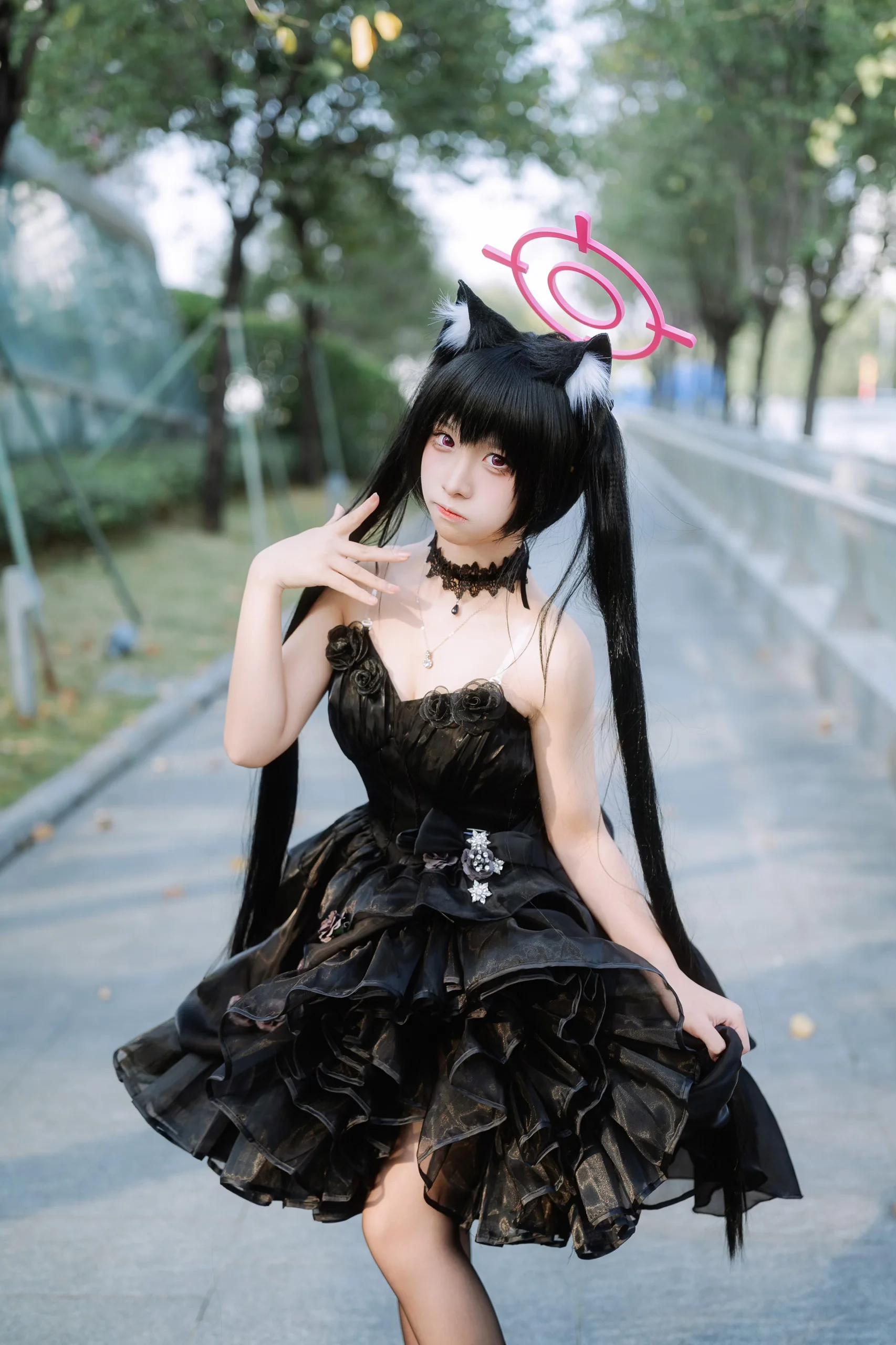 【黒見セリカ コスプレ】ブルーアーカイブのツンデレ黒猫、ドレス姿で街へお出かけ - 3 枚目
