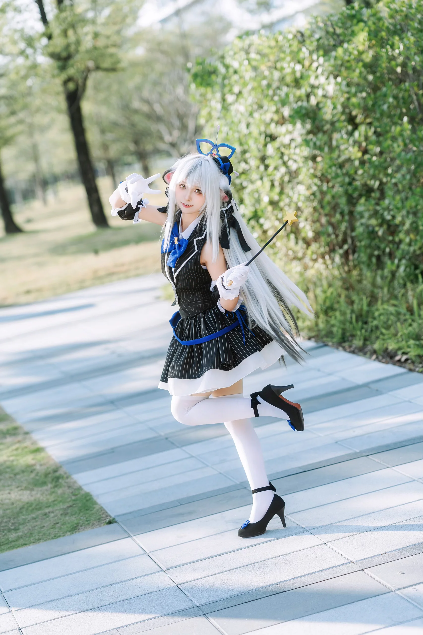 【春原心奈cos】蔚蓝档案教官变身魔法少女，白丝黑裙闪耀萤火虫漫展