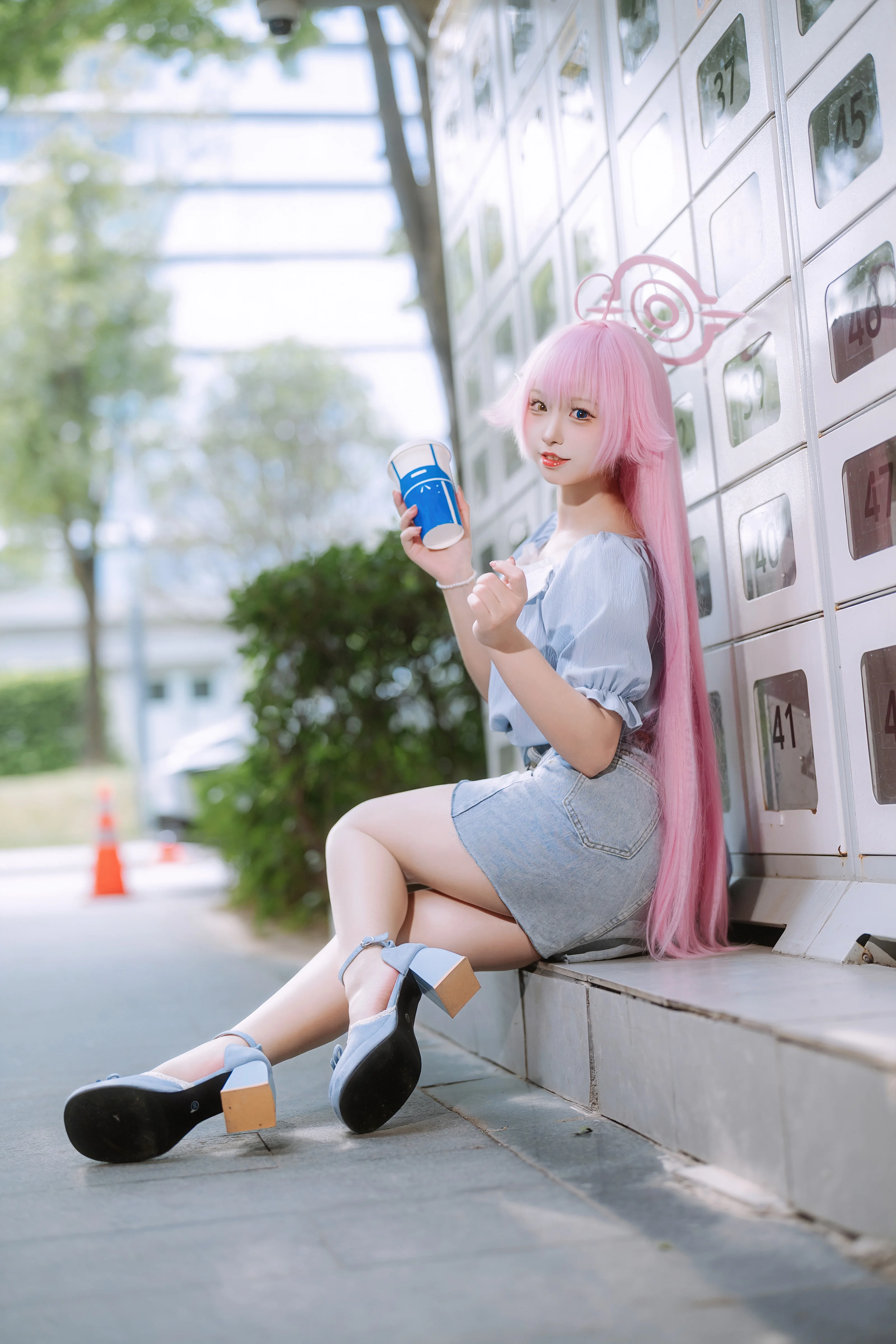 【小鳥遊ホシノ コスプレ】ブルーアーカイブ、夏のストリートイベントでの韓国カフェコラボ爽やかコーデ - 1 枚目