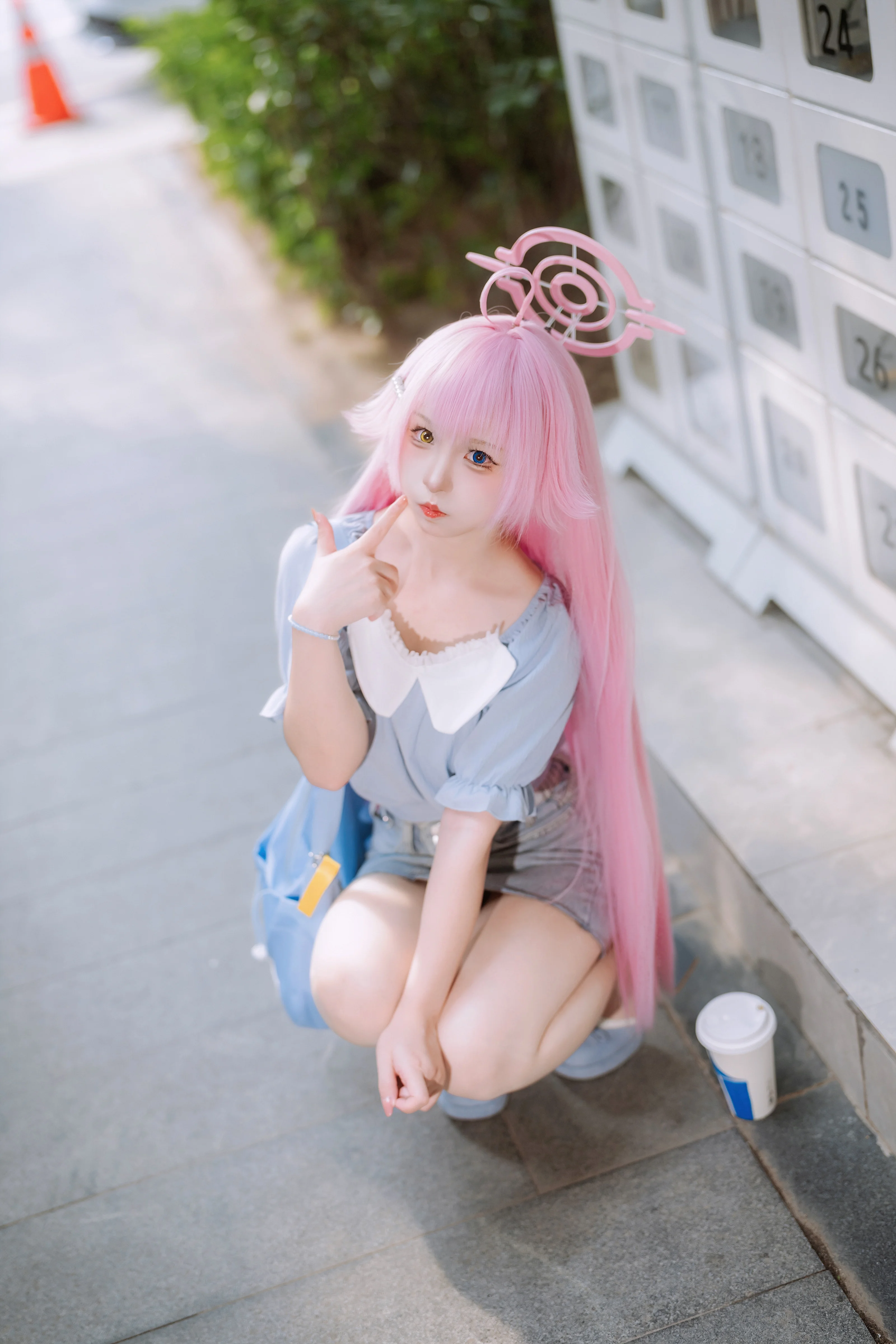 【小鳥遊ホシノ コスプレ】ブルーアーカイブ、夏のストリートイベントでの韓国カフェコラボ爽やかコーデ - 2 枚目