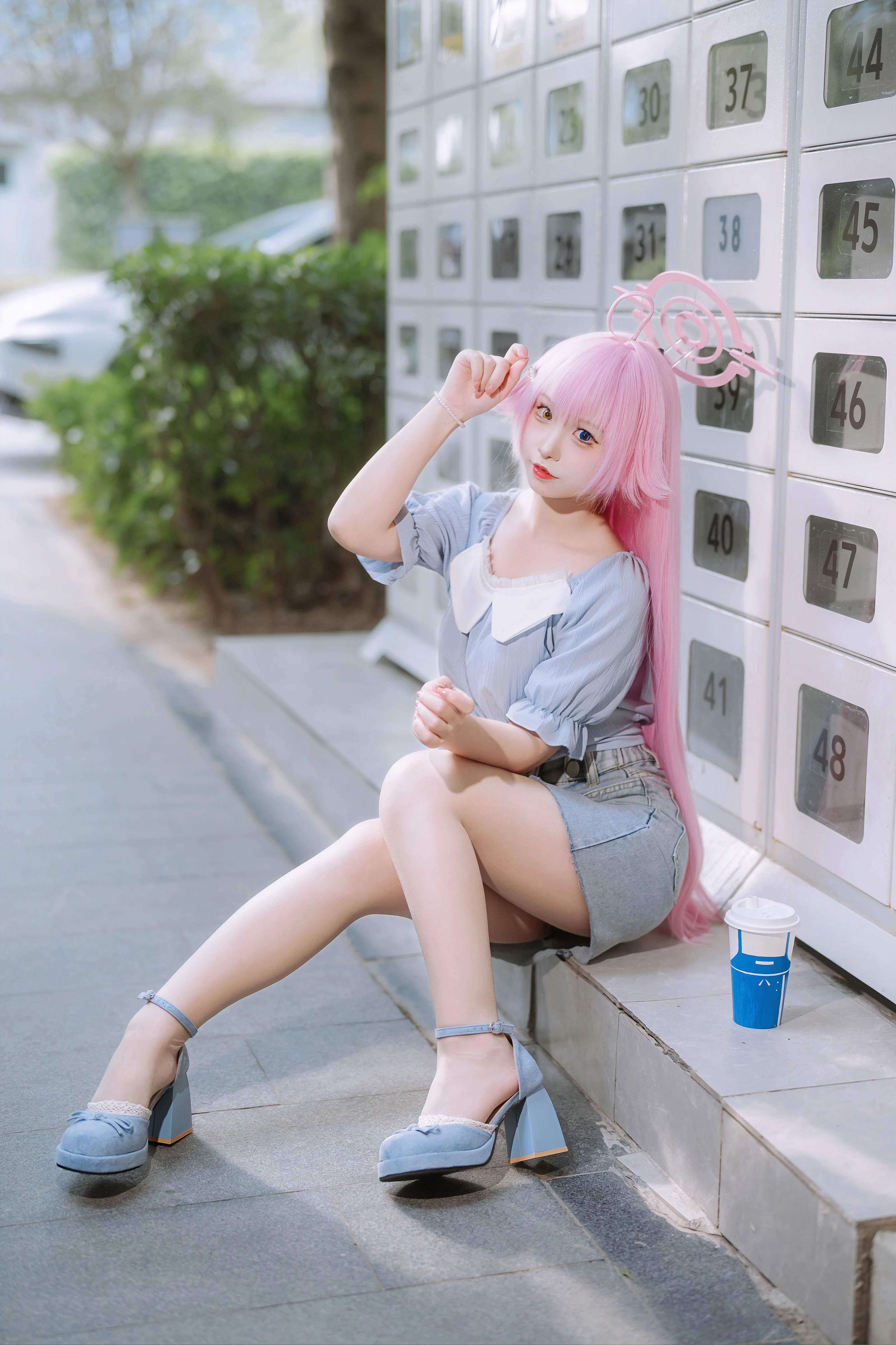 【小鳥遊ホシノ コスプレ】ブルーアーカイブ、夏のストリートイベントでの韓国カフェコラボ爽やかコーデ - 3 枚目