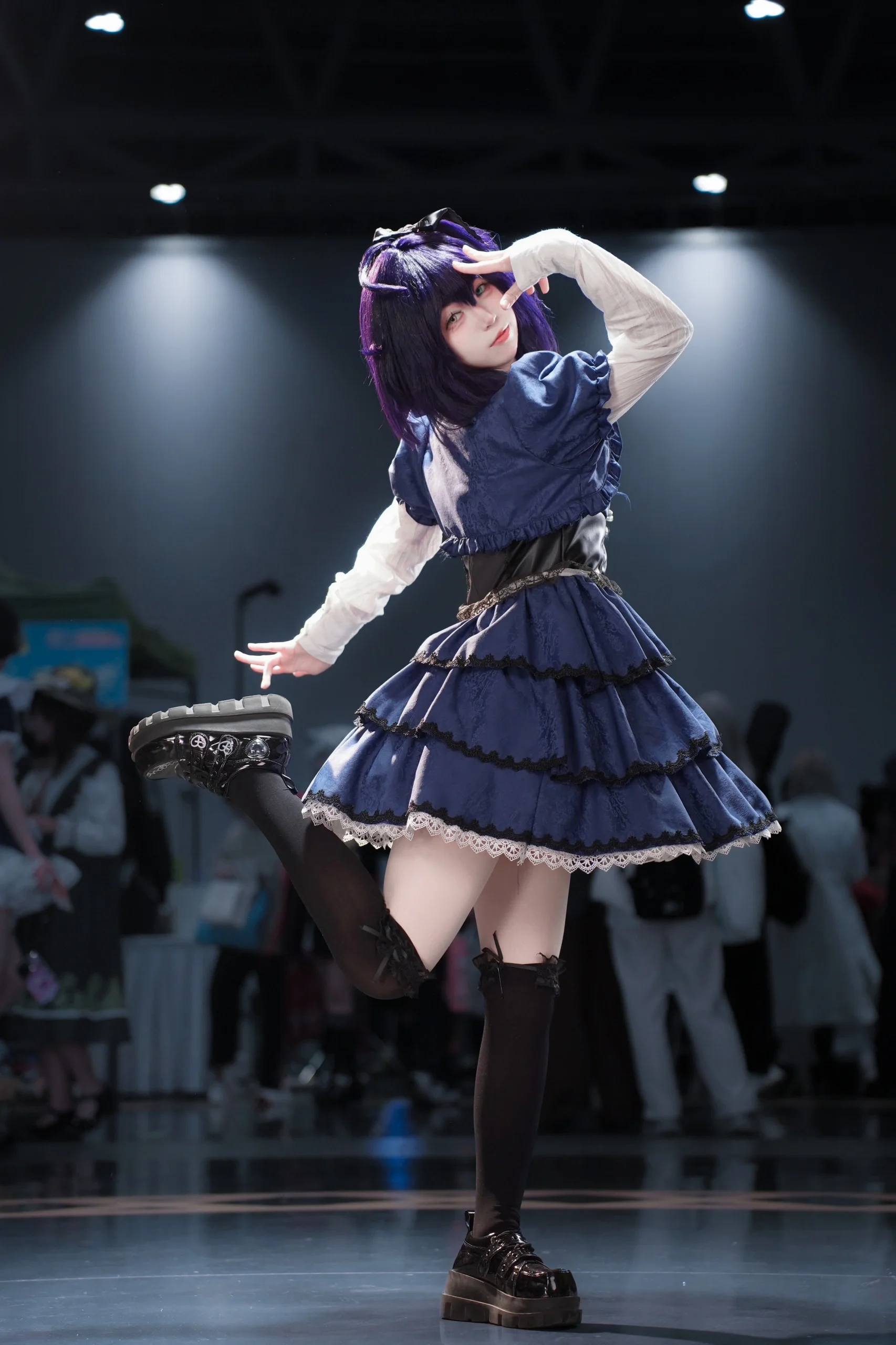 【六花cos】中二病也要谈恋爱！的洋装穿搭，现场灯光加持 - 第 1 张