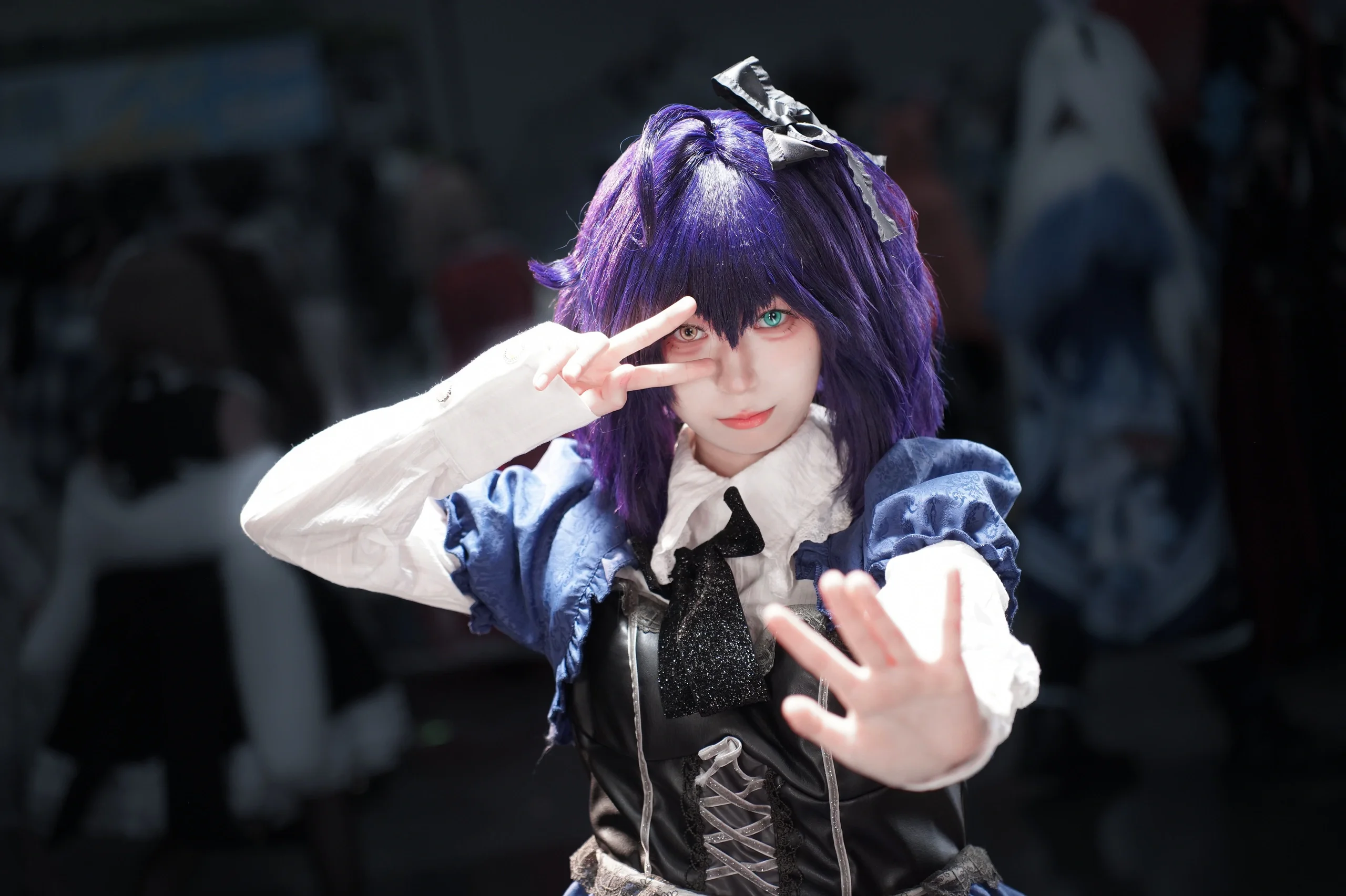 【六花cos】中二病也要谈恋爱！的洋装穿搭，现场灯光加持 - 第 3 张