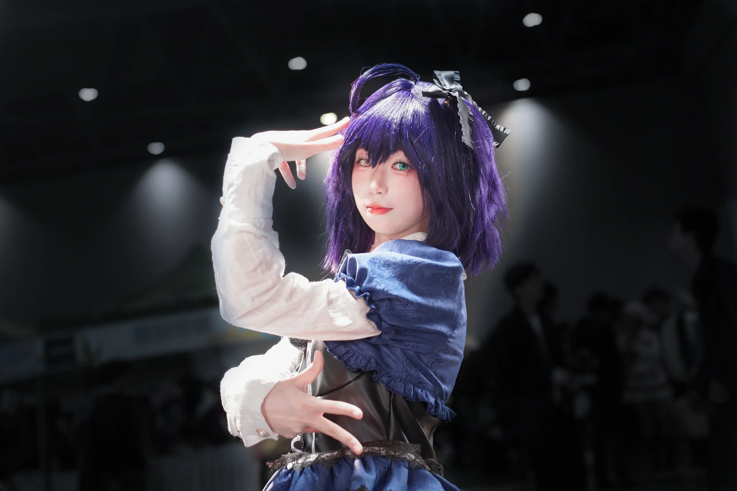 【六花cos】中二病也要谈恋爱！的洋装穿搭，现场灯光加持 - 第 4 张