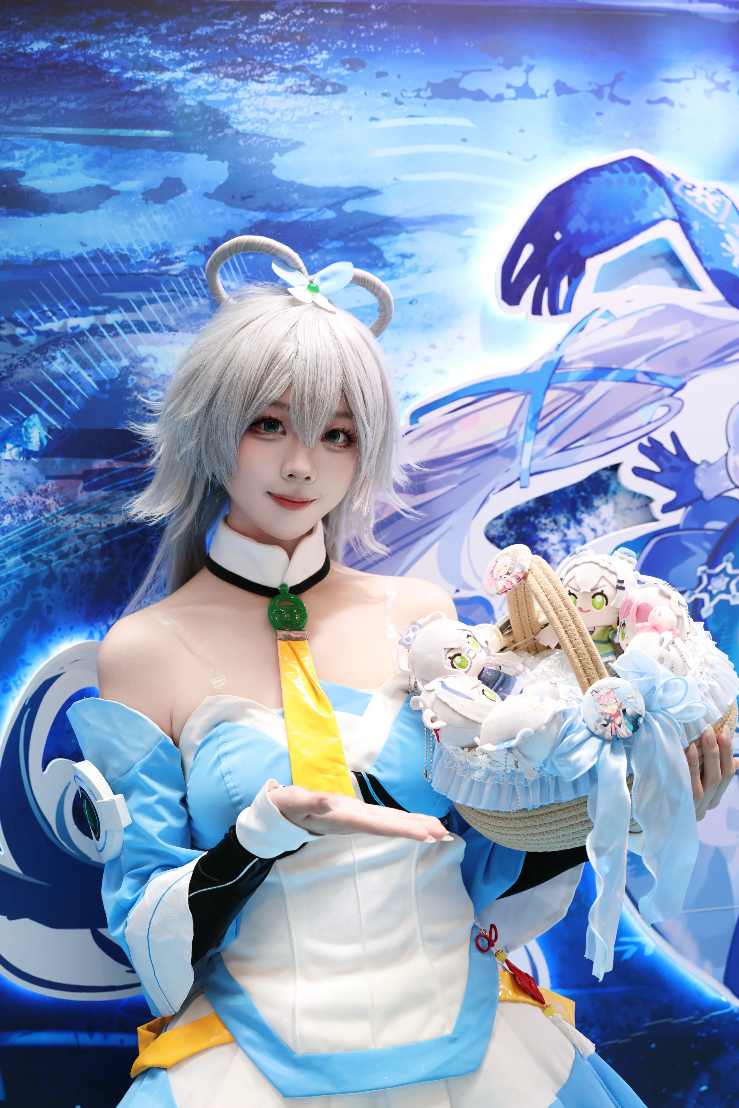 【洛天依cos】北京快闪现场，蓝白装扮记录元气满满的一天 - 第 12 张