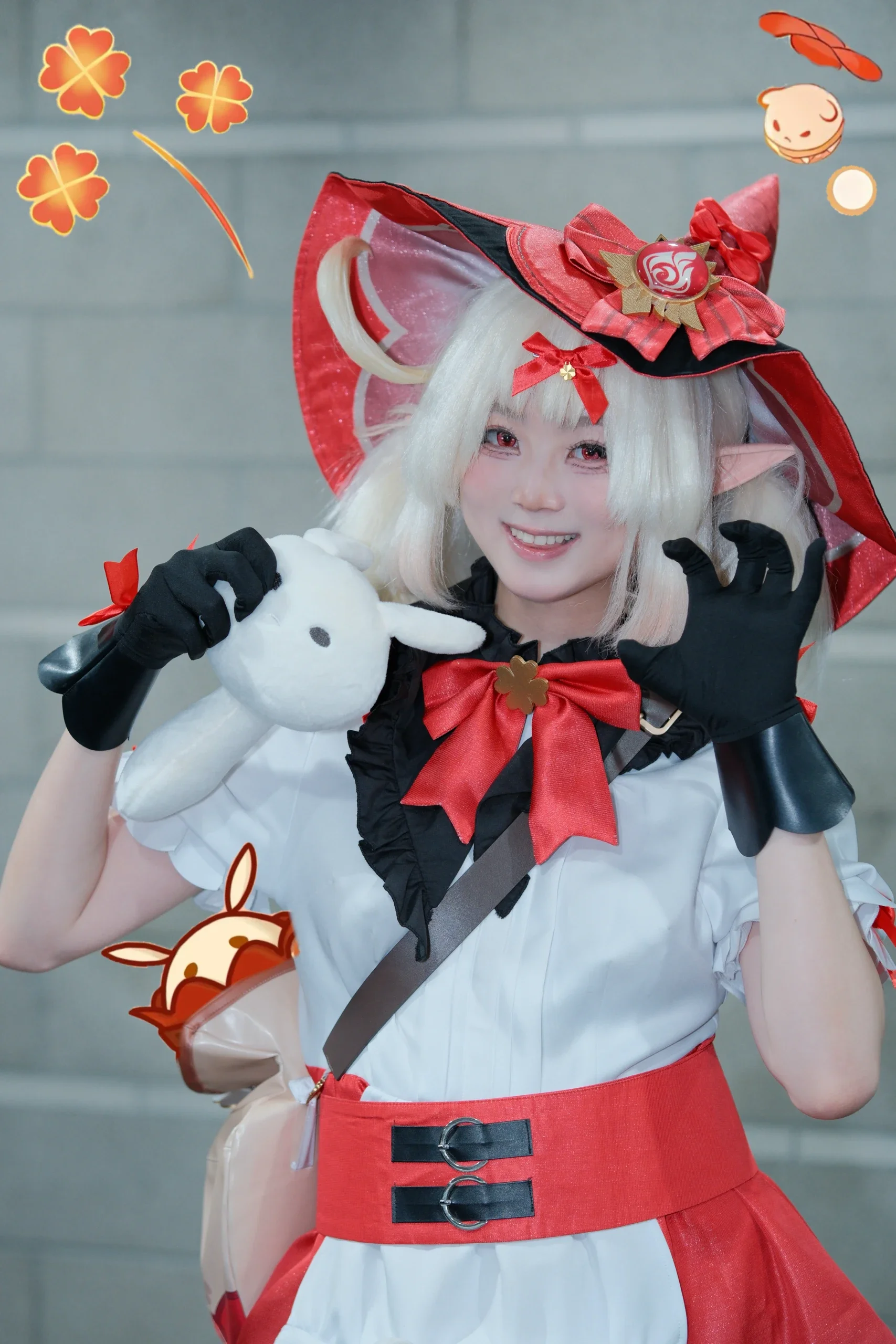 可莉cos 原神新版本，红白魔女帽展现角色元气感