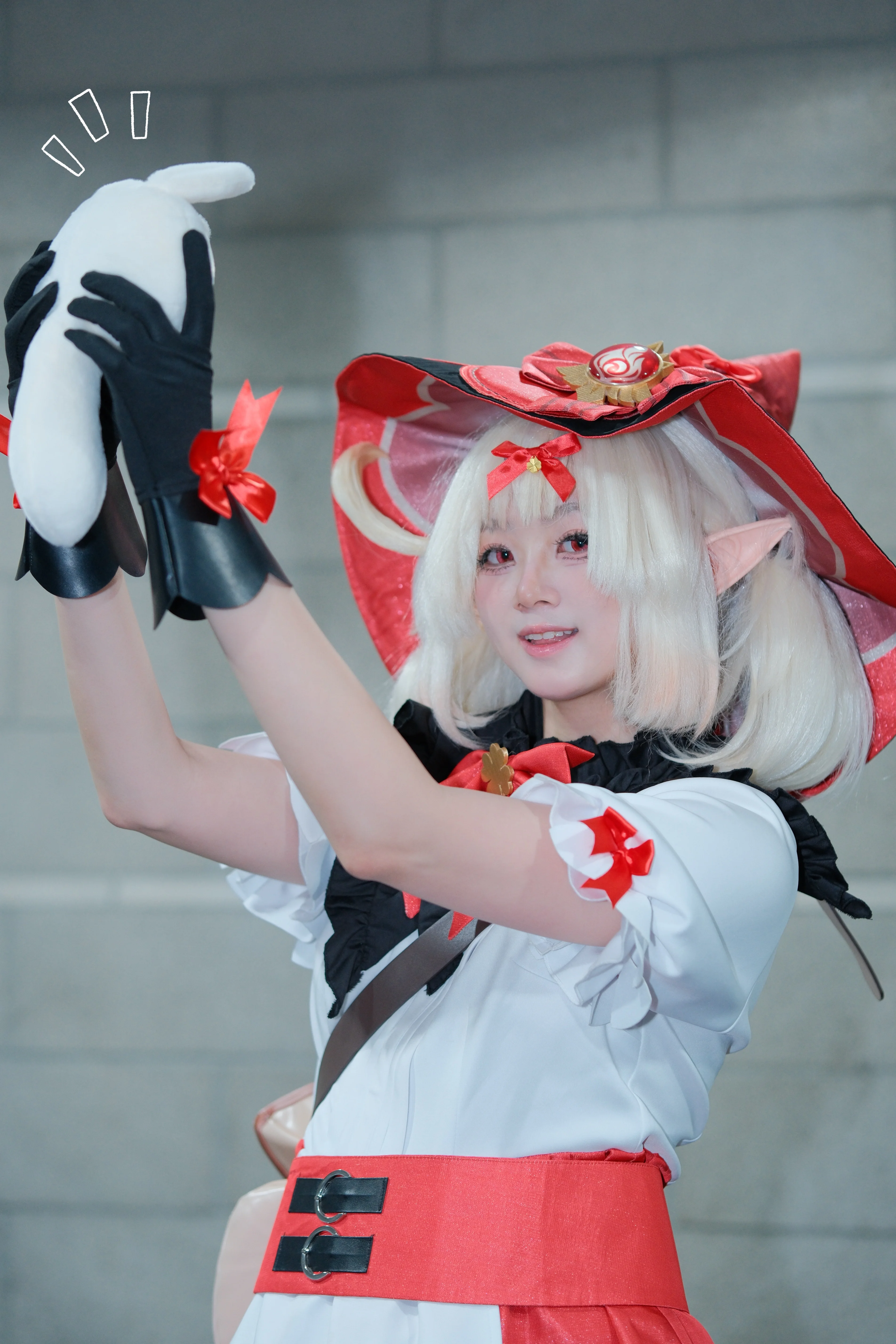 可莉cos 原神新版本，红白魔女帽展现角色元气感 - 第 3 张