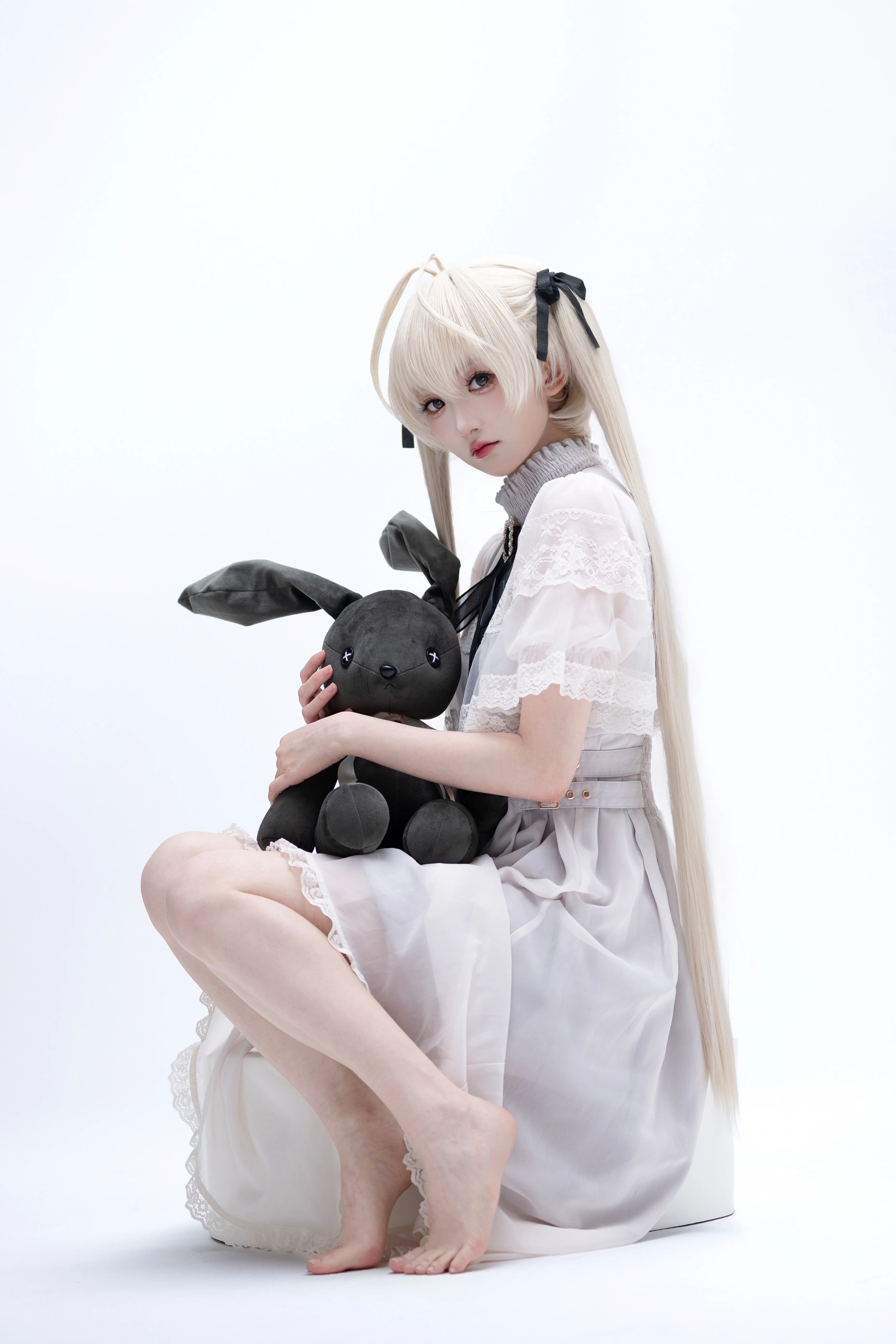 【春日野穹cos】白裙与黑兔的静谧时刻 - 第 1 张