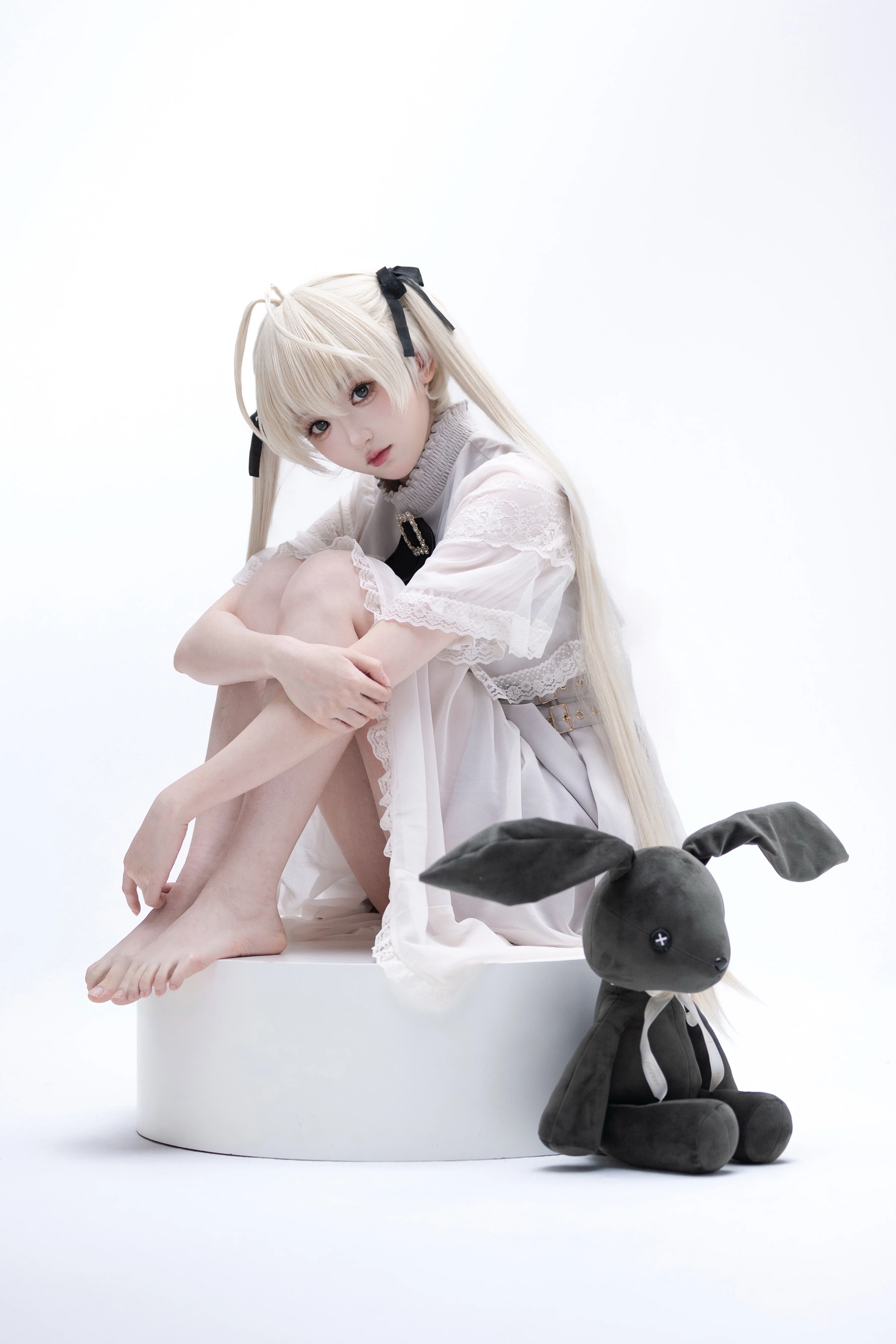 【春日野穹cos】白裙与黑兔的静谧时刻 - 第 2 张