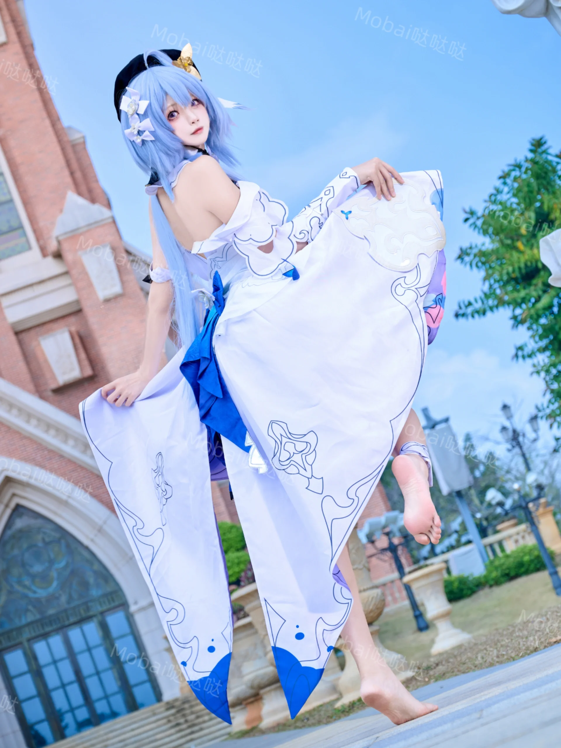 【格蕾修cos】崩坏3，手握调色盘的蓝发画家漫步于红砖教堂 - 第 1 张