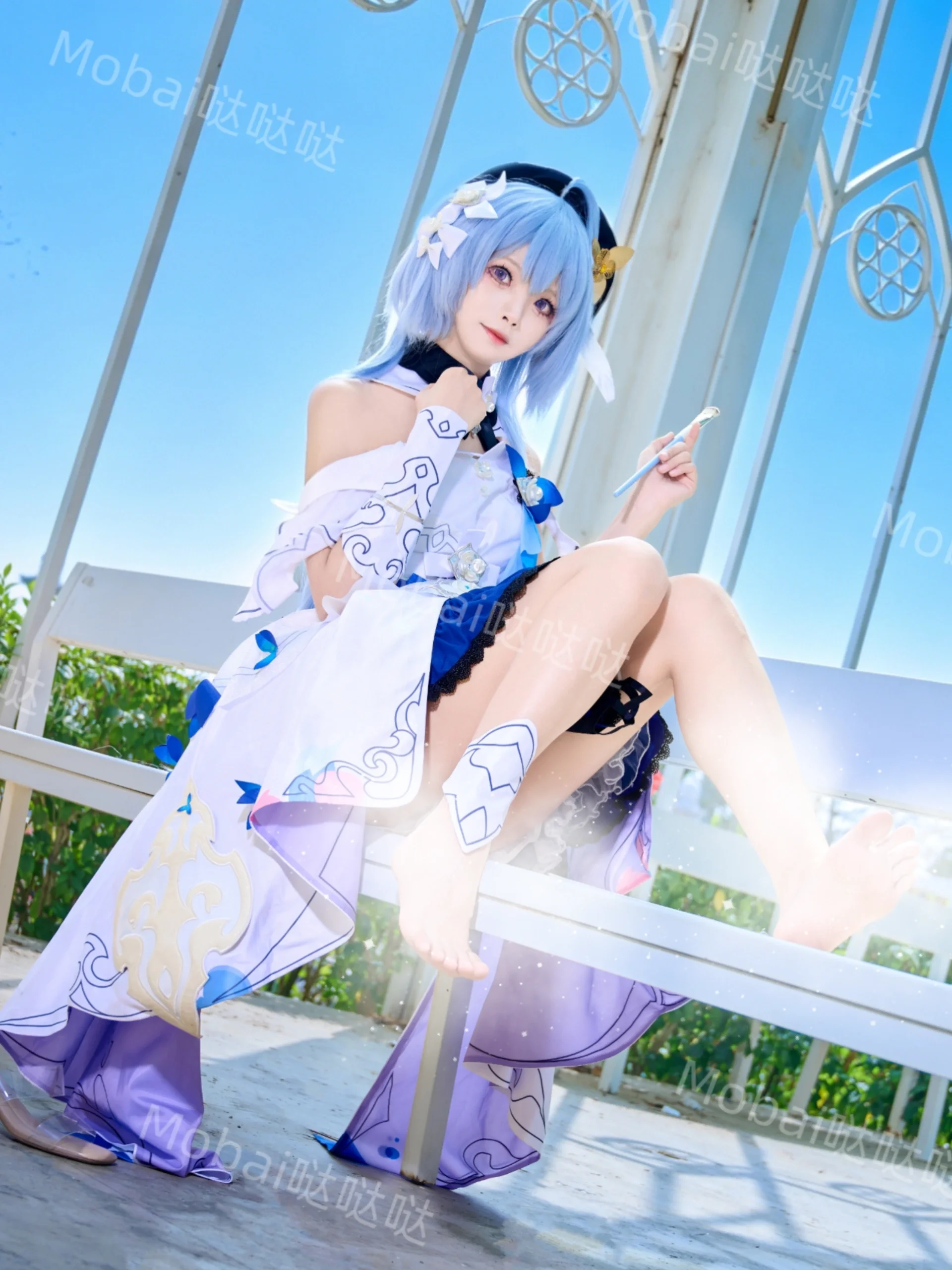 【格蕾修cos】崩坏3，手握调色盘的蓝发画家漫步于红砖教堂 - 第 2 张