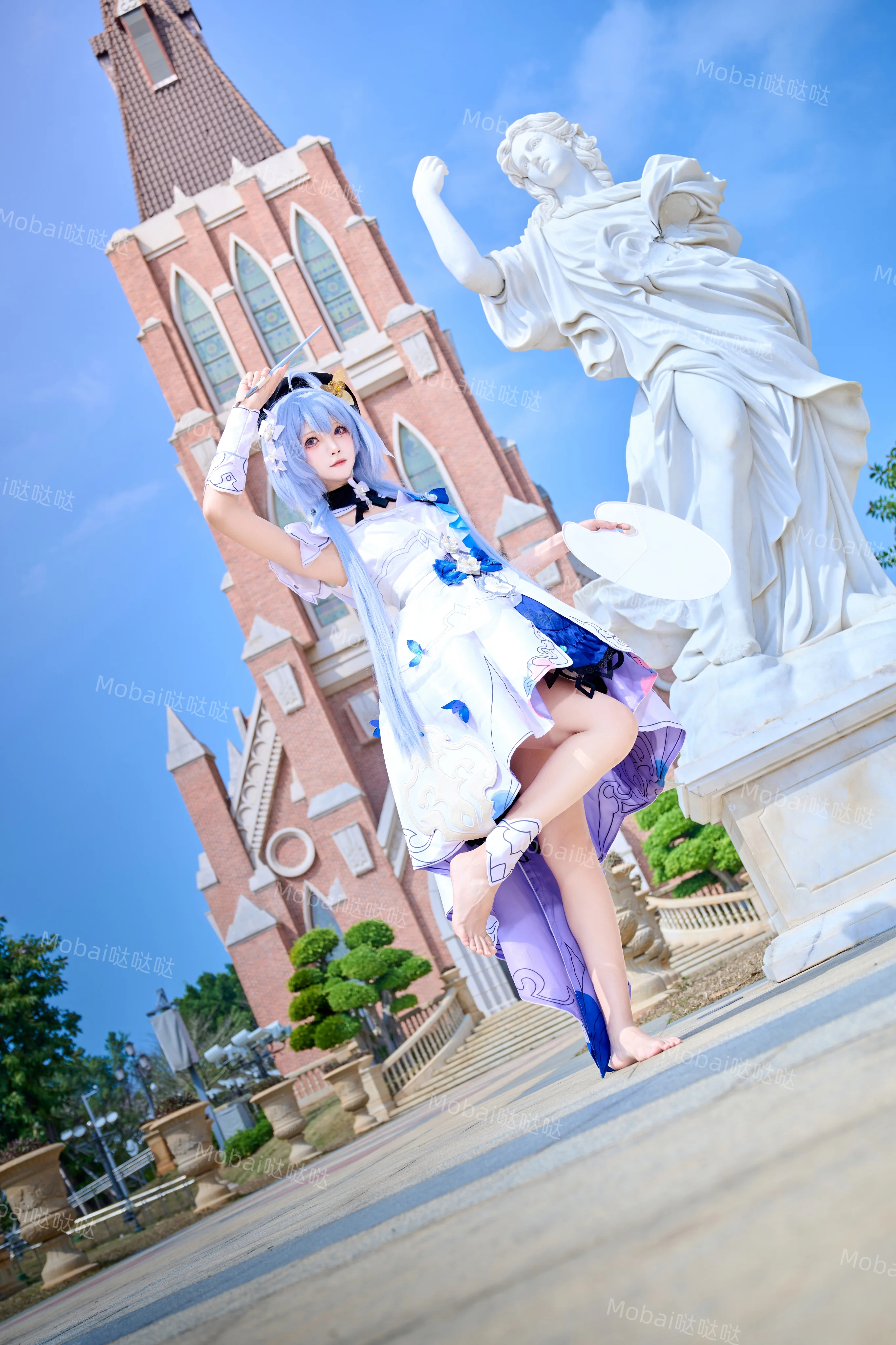 【格蕾修cos】崩坏3，手握调色盘的蓝发画家漫步于红砖教堂 - 第 3 张